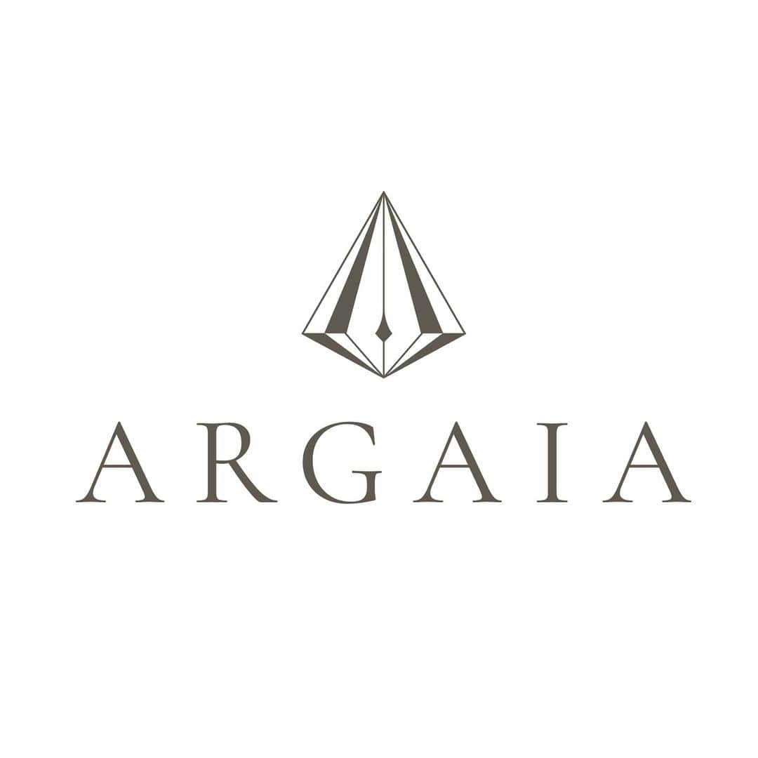 酒匂彩名のインスタグラム：「. 【ご報告】 この度、ジュエリーブランド「ARGAIA/アルガイア」 @argaia_official  を始動いたします。  ブランド立ち上げと共にECサイトを本日20時よりプレオープンいたします。 ジュエリーは今まで個人取引をしていたアイテムを引き継ぎますが、ECサイトオープンにあたり、ブランド名を付け今後は販売をいたします。  育児の傍らまとまった時間の確保が難しい上に、こだわりも強く(笑)まだ修正したい箇所やこだわりたいポイント等も多々ございまして、一旦プレ期間としまして、本日23日20時〜27日0時までの期間限定となりますが受注受付を致します。  3月中を目処に、本オープンとさせて頂く予定ですが、それまでは10%OFFの限定価格にて販売いたします。 現在数型、新規アイテムが進行中ではありますが中々進まず(笑) 来春以降本オープン後に展開型数を増やしていければと思います。  現在のDMヒアリング同様、ECも受注販売となっておりまして、 オンライン決算確認後5〜7週間後に発送となります。 (年内お届け予定のものもございますが、アイテムによっては年明けの可能性もございますのでご了承下さい。)  受け付けられる数量はDMヒアリング時よりも増やしてはおりますが、私も担当職人の方も個人での活動となります為、一定数になりましたら時間より早くても受注を止めさせていただく可能性もございますので、ご検討の方はお早めにお買い求めください。  また、今まで私個人からお買い求め頂きました皆様、修理等のご連絡やご質問は引き続き個人アカウントでもブランドアカウントでも構いません。お気軽にご連絡下さい。  至らない点もございますが、温かく見守ってくださると嬉しいです。  以下、ブランドや作りに対しての思いを暑苦しく語りますので お時間ございます方はご一読ください(笑)  _________________________________  “ARGAIA (アルガイア)”とは、art (芸術) × gaia (大地の女神)の造語となります。  地球という大地が生み出した芸術品である厳選された天然石を用いて、 身につける人が美しく輝き、毎日が彩り溢れるよう願いを込めて名付けました。  会社員時代、量産や予算を加味する上で諦めなければならない品質やデザイン造形等が沢山ありました。 自分がデザインや担当した商品がトータル1000型近く全国に展開されました。 喜ばしく誇らしい事でもありましたが、同時に納得するデザインは両手で数えられるほどしかありませんでした。 流行りの洋服のように消費され一定期間で店頭引き下げられる事が前提の商品を作るのは虚しく、 大学時代は一点一点、不恰好であっても丹精こめて作った愛着のある作品と比べると、モノを作る情熱が薄れていく消耗戦がとても辛かったです。 独立してからは自分の納得できないものは作らないと心に誓い、一つの型でも細部まで拘り、とても愛着の持てるジュエリーがようやくできたと感動しました。  私は今後「アクセサリー」はつくりません。 一定期間が終わるとお蔵入りするアイテムではなく、歳を重ねても生涯身につけられるような「高品質なジュエリー」を作りたいと思っております。 ゆくゆくは子供、そして孫世代にも受け継げるような資産価値の高いジュエリーを作りたい。 その思いで、ブランドを立ち上げました。  実際、私もアクセサリーや安価なジュエリーを今まで沢山持ってきましたが、 親となった今はアクセサリーをジャラジャラ付ける事も減り、 本当に気に入ったものを長く日常でも愛用し、気がつけば手元に残っているジュエリーは、K18かプラチナで天然石のアイテムのみになりました。(ほとんど売りました。笑)  ですので、手に取りやすい金額で需要も多い事は重々承知しておりますが、 シルバーのアイテム展開は今後も考えておりません。 シルバーでは構造的に難しいような造形が多く(強度の問題で細さや細密造形等が、金プラチナに比べて制限される) 変色リスクがあり定期的なメンテナンスも必要な素材であることや、 金やプラチナと比べて資産価値が大きく下がるからです。  基本はプラチナやK18といった変色リスクや手入れの心配、アレルギー反応も少なく、資産価値の高い品質を用いて展開していきます。 (限定商品等では今後K10素材の構想はございますが通常アイテムでは展開しない予定です。)  消費されるアクセサリーではなく、長く愛用できるジュエリーを。 今後もペースはゆっくりではありますが展開していければと思います。  制作をお願いしております職人の方も素晴らしい技術の持ち主で、ハイジュエリーにも負けない仕上げをして下さっております。 現状原価がかなり高く、通常のブランドならばこの上代では運営できないお値段となっておりますので(特にプレ期間は)是非この機会にご検討ください。笑  あなたの心に美しい彩りを "Add beautiful color to your heart."  【ARGAIA】をどうぞ宜しくお願い致します。  @argaia_official   2023年11月23日　酒匂彩名  #ARGAIA #アルガイア #argaiajewelry」