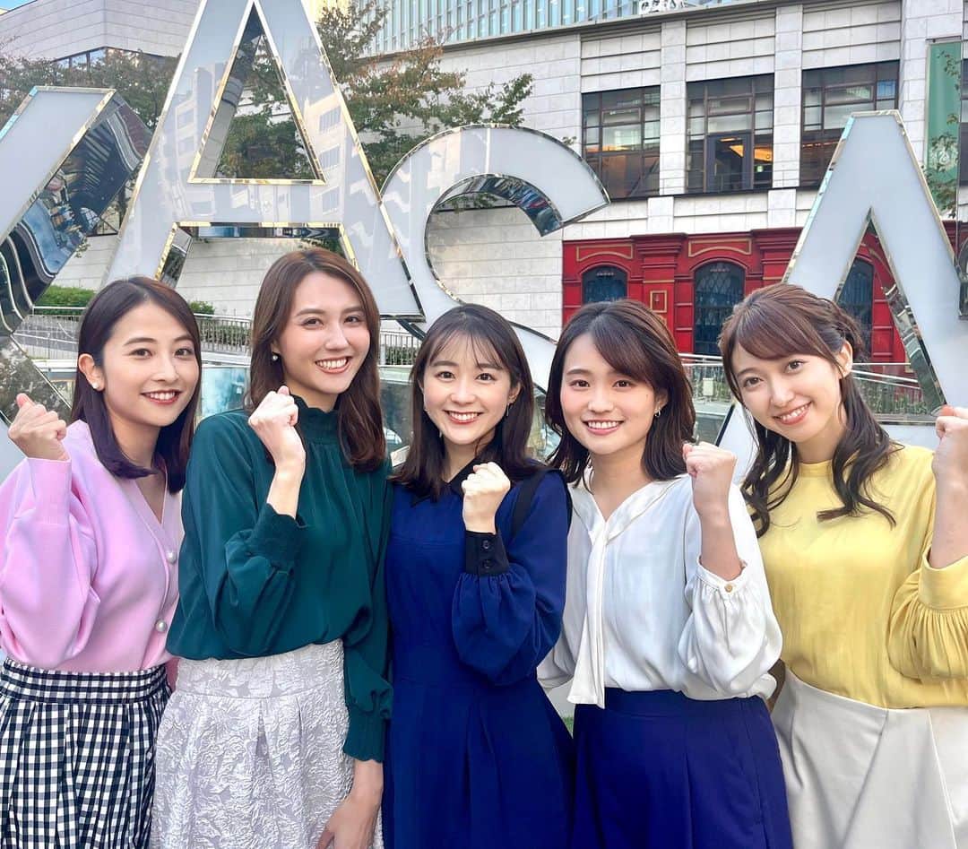 日比麻音子のインスタグラム：「クイーンズ駅伝、近づいています！  今年も中継所実況を担当します。  2年前初めて挑んだ実況は女性アナひとり。 どんなに準備をしても緊張と不安が拭えず、 終わってから思わずほっとしたのか達成感からなのか、涙が溢れたっけな…  そこからまたチャンスをいただき、 さらに仲間が2人、また2人と増え、 なんと今年は5人でお伝えできることになりました🎽  仲間がいてくれる それだけで勇気が湧いてきて、 力がみなぎるようです。 まさに駅伝と同じく、 実況チームも仲間の力を借りて 全力で挑みます！  準備期間もラストスパート。 スポーツ実況の新たな扉を開くべく、 誠心誠意臨みます。  日曜日の号砲、 ぜひみなさんご覧ください！  #クイーンズ駅伝2023」