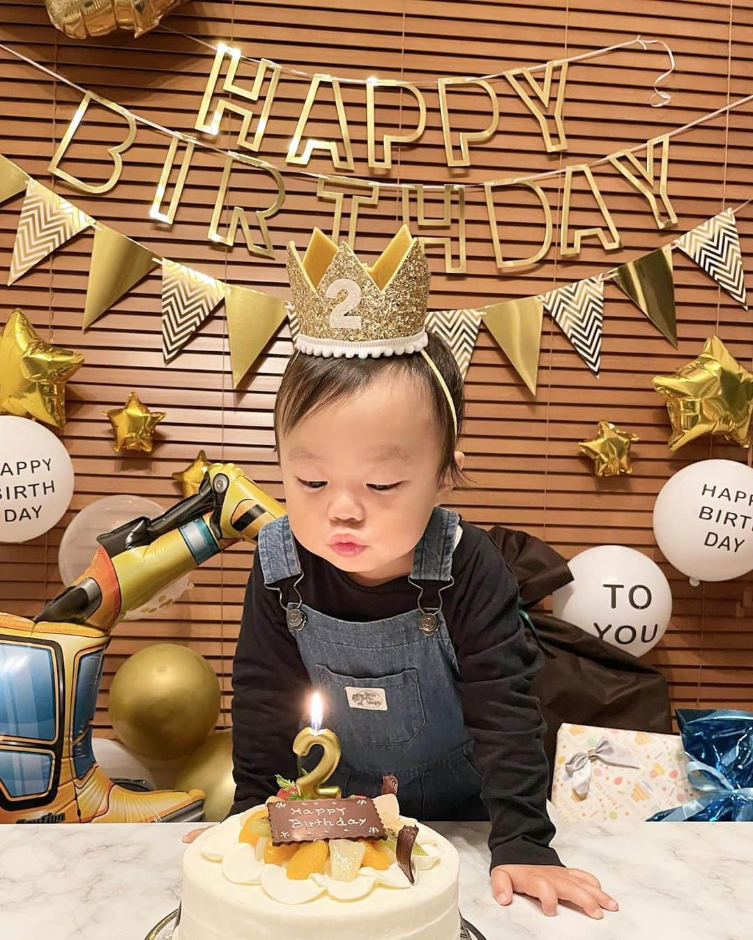 宮内ひかるのインスタグラム：「Happy Birthday My son ❤️❤️🎉🚒🏗️🚗🚚🚄🚃❤️❤️  #2years #ショベルカー #クレーン　 #ウーカンカン #🚃 #シュッシュポッポ」