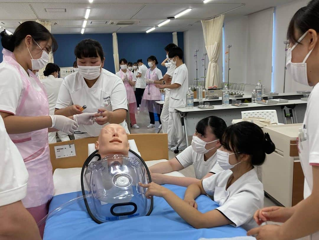 東京医薬専門学校さんのインスタグラム写真 - (東京医薬専門学校Instagram)「こんにちは😃看護学科です！  先日2年生が経鼻経管栄養の援助技術を学びました！ みんな集中して頑張ってました😃  #看護学科#東京医薬看護専門学校#看護師#東京医薬#専門学校#演習#看護師のたまご」11月22日 15時15分 - tokyo_iyaku