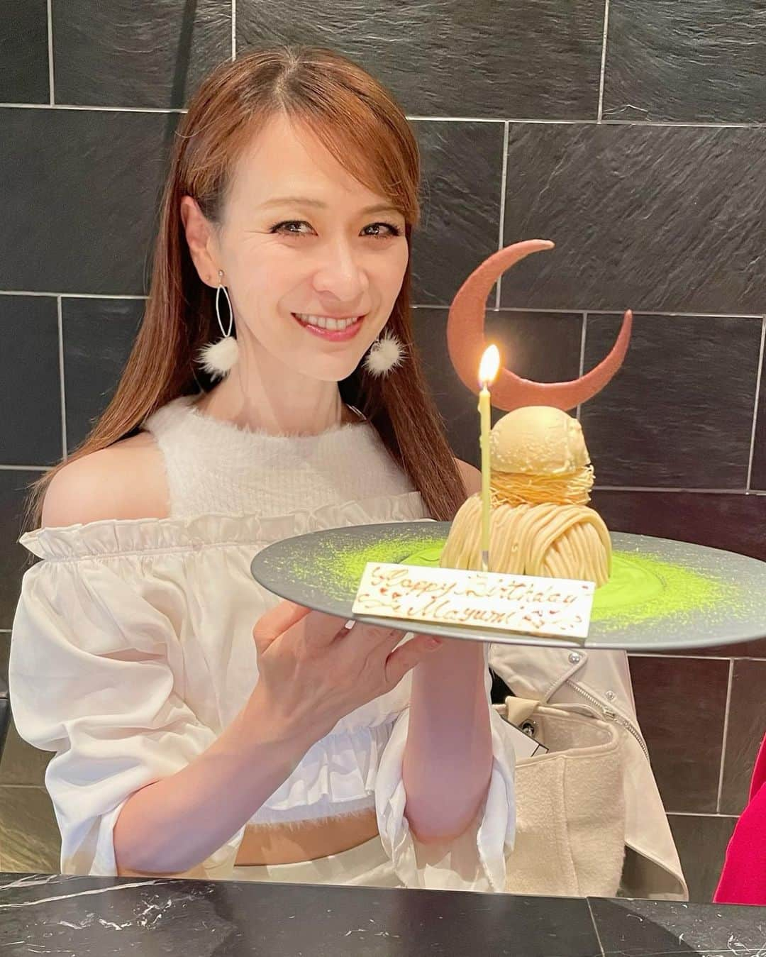 里井真由美さんのインスタグラム写真 - (里井真由美Instagram)「Toshi Yoroizuka 鎧塚シェフのモンブラン「浮島」お誕生日バージョンでございます〜  六本木 東京ミッドタウン店 イートイン限定モンブランさま🌰  仲良し しほりんが、 お誕生日デートしてくれましたのよん  @toshi_yoroizuka_official  @toshiyoroizuka  @shihorin24   和栗クリームとアイス、抹茶の海に浮かんだかのようなモンブランさま。カダイフのパリパリと中の小豆が 程良いアクセント♡アイスがなめらか〜  柿のグラタン、タルトタタンも頂いたのですが、 グラタン♡かなりおいしい。 秋冬って温かいデザートもいいですよね  しほりんは、必ず2人でお祝いしよーと お声がけしてくれる。 彼氏彼女みたいやん🤣❕？w  本音トークできて ゲラゲラ　うひうひ 笑いながら 一緒に過ごす事ができる貴重な存在♡  おおきにです 本当ありがとうございます  浮島モンブランはイートイン限定、 ショーケースにはお栗さまメニューがいっぱい！  さとい栗のパウンドケーキもございますのよ〜  これからチョコレートも楽しみな季節 またご紹介しますね！  。。。  #鎧塚俊彦 シェフ#六本木カフェ #ミッドタウン #トシヨロイヅカ#モンブラン#里井真由美#フードジャーナリスト里井真由美#お誕生日#栗#栗スイーツ」11月22日 15時26分 - mayumi.satoi