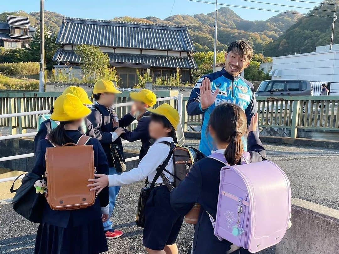 櫻内渚のインスタグラム：「あいさつ運動＆みまもる運動 今日は宮窪小学校。 安全に帰りましょう😁  #fc今治 #突き進め光射す方へ #宮窪小学校 #次はどこの学校かな」