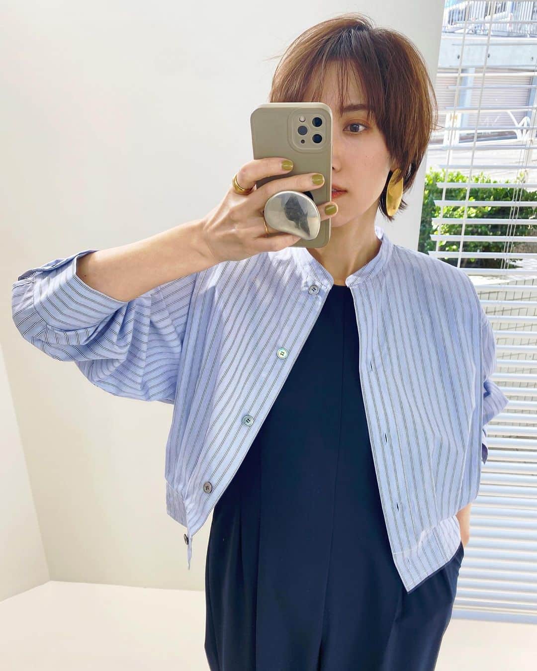 Miki Kanekoのインスタグラム：「@yenn__official 2024ss展示会  今回はヘビロテしてるデニムの新色も出ていて（最後のデニムスカートと同色のライトグレー） 試着したかったけど時間無くて断念💦  このブルーのストライプシャツ 後ろのボリューム感が可愛かった〜💙  #yenn #yenndenim  #2024ss #2024ss展示会」