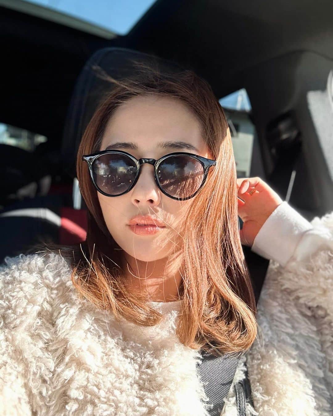 山本いさ奈のインスタグラム：「太陽がポカポカ気持ち良くて、窓を開けると冷たい風がぴゅ〜🌬️」