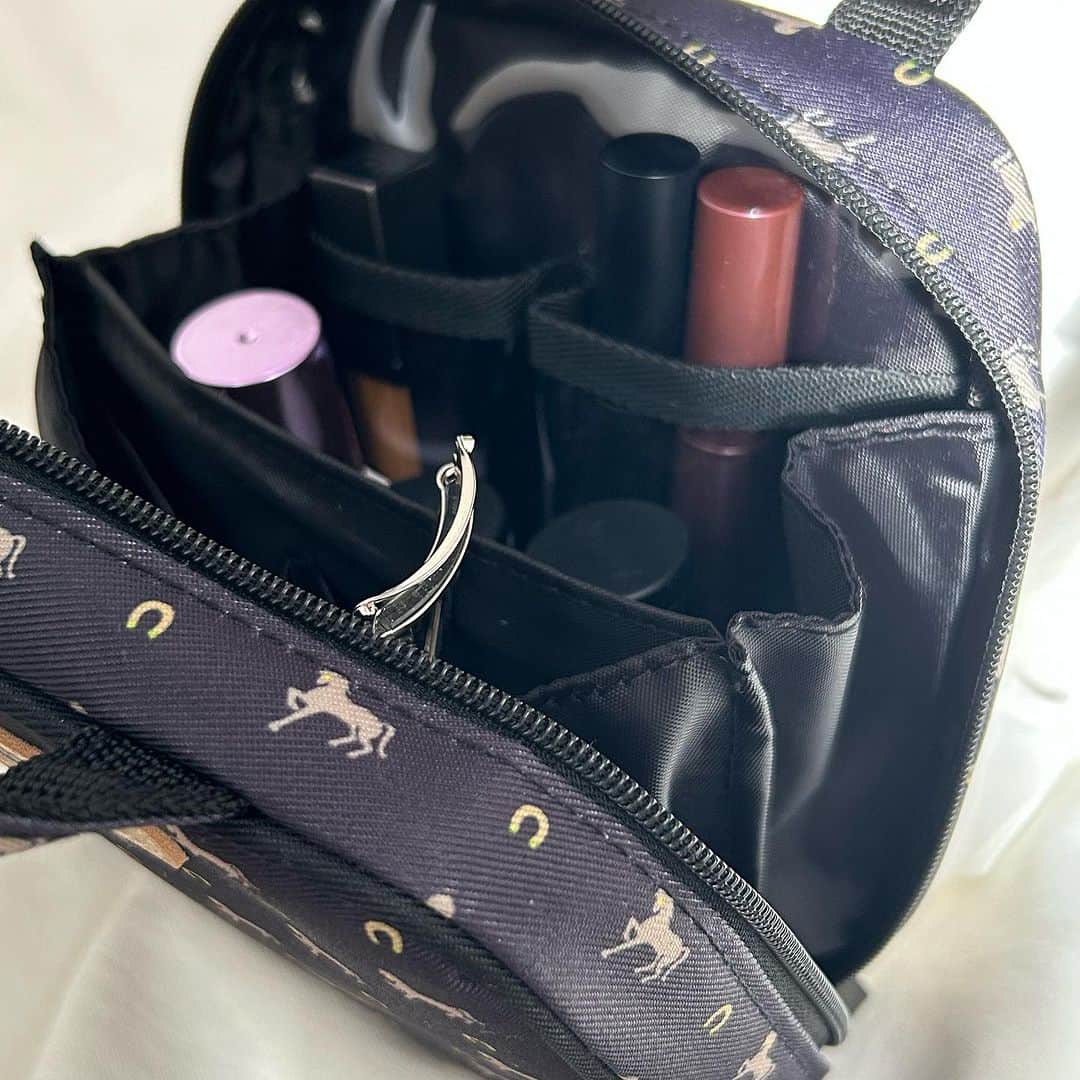 otona MUSEさんのインスタグラム写真 - (otona MUSEInstagram)「28日発売1月号の付録は、アルティザン・アンド・アーティストとのコラボ🐎こちらは通常版です。  これがね、本当にすごかった！！ここまで収納力に長けたポーチはなかなかお目にかかれません。なんてったって、マスカラやビューラーを立てて入れられるのが便利すぎる。入れているだけで一気に収納上手になった気がしてウキウキしています。  コスメ狂の友人たちに配り歩きたいくらいオススメです！！！！  発売まであと6日❤️‍🔥  #アルティザンアンドアーティスト #コスメポーチ #収納 #otonamuse #オトナミューズ #ミューズ編集O」11月22日 15時35分 - otonamuse
