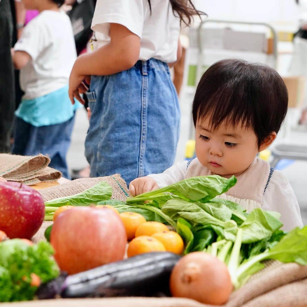 オイシックスさんのインスタグラム写真 - (オイシックスInstagram)「11/3(祝・金)文化の日に、 大地の芸術祭「野菜でARTを楽しもう！」 in オイシックス・ラ・大地　を開催し、プチ美術館のようなオフィスエントランスを一般に初公開しました✨  大地の芸術祭とコラボレーションしている商品やアート作品の展示だけでなく、コラボ商品を中心とした試食、野菜を使った似顔絵づくりのアートワークショップなど「見て楽しむ」「食べて楽しむ」「ふれて楽しむ」コンテンツをお楽しみいただきました。 エントランスの壁画では記念写真の撮影も📸  ご来場くださった皆さま、ありがとうございました！  #oisix #オイシックス #oisixのある暮らし #アート #art #壁画 #アート作品 #oisixのものがたり#大地の芸術祭 #文化の日 #生産者  #一般公開 #初公開 #コラボ商品」11月22日 15時27分 - oisix