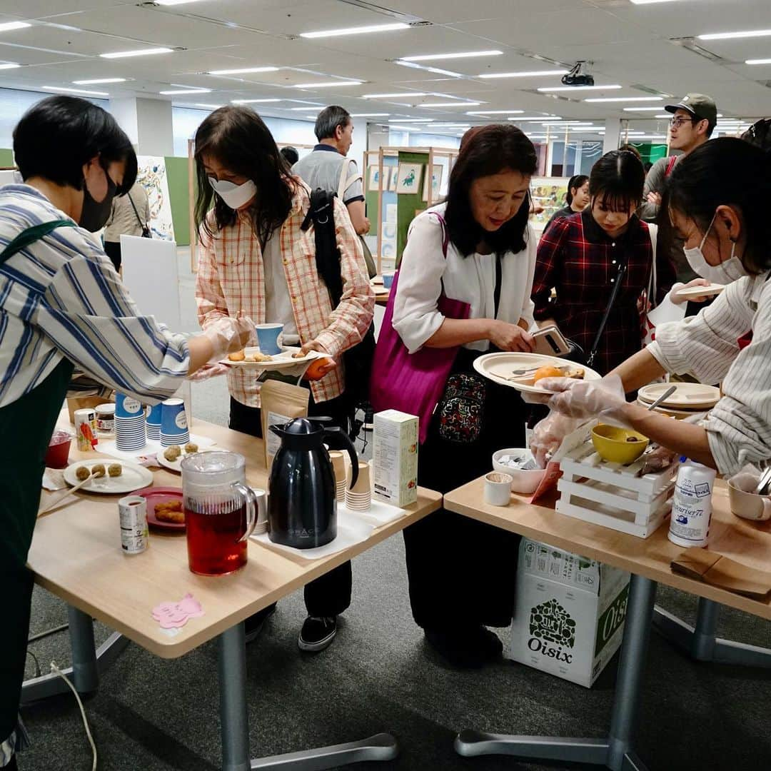 オイシックスさんのインスタグラム写真 - (オイシックスInstagram)「11/3(祝・金)文化の日に、 大地の芸術祭「野菜でARTを楽しもう！」 in オイシックス・ラ・大地　を開催し、プチ美術館のようなオフィスエントランスを一般に初公開しました✨  大地の芸術祭とコラボレーションしている商品やアート作品の展示だけでなく、コラボ商品を中心とした試食、野菜を使った似顔絵づくりのアートワークショップなど「見て楽しむ」「食べて楽しむ」「ふれて楽しむ」コンテンツをお楽しみいただきました。 エントランスの壁画では記念写真の撮影も📸  ご来場くださった皆さま、ありがとうございました！  #oisix #オイシックス #oisixのある暮らし #アート #art #壁画 #アート作品 #oisixのものがたり#大地の芸術祭 #文化の日 #生産者  #一般公開 #初公開 #コラボ商品」11月22日 15時27分 - oisix