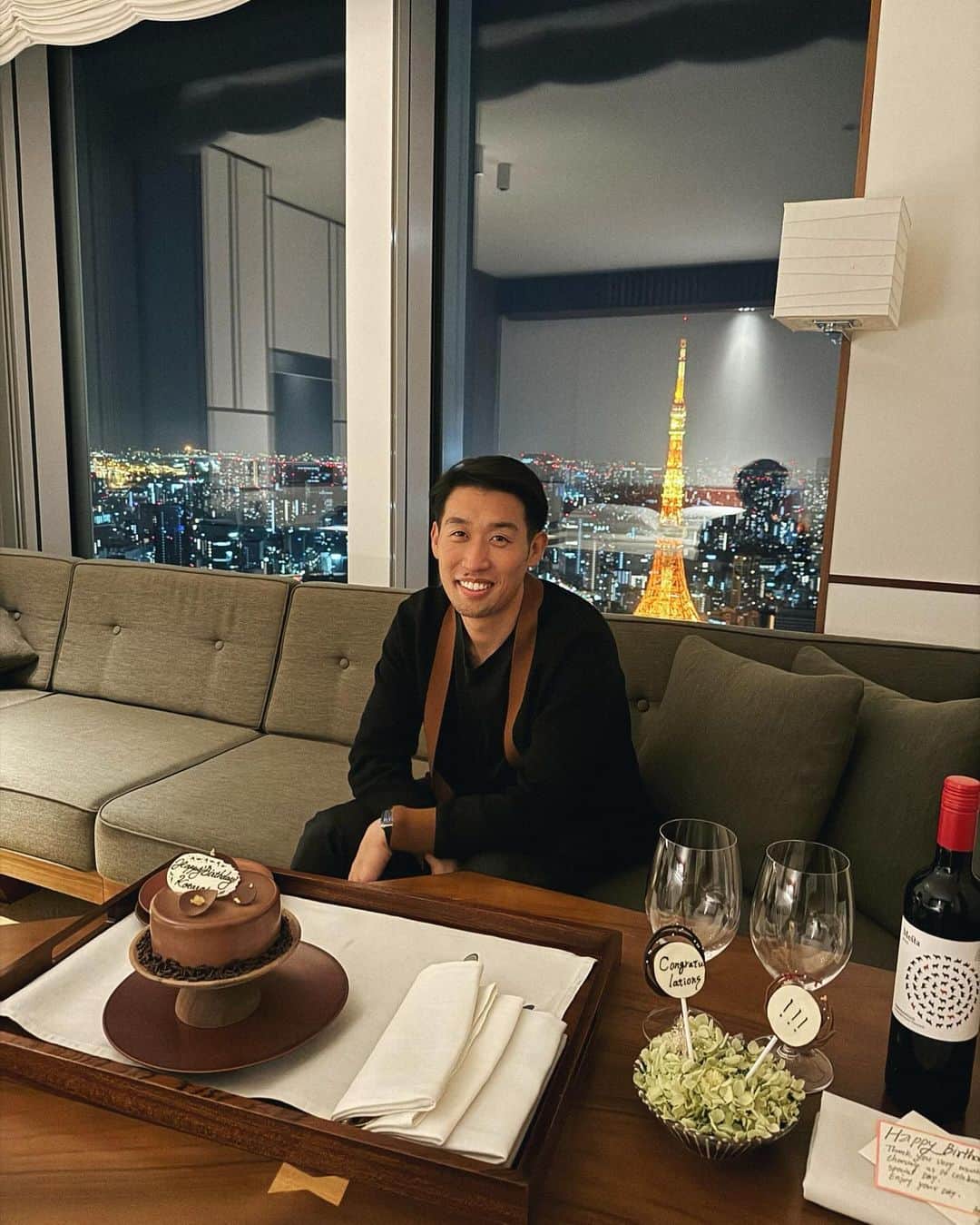 清宮佑美さんのインスタグラム写真 - (清宮佑美Instagram)「Happy Birthday @kotarokitahara ♥︎ 夫のバースデーのお祝いで Andaz Tokyoにホテルステイ。 51階にあるレストラン、The Tavenの夜景も食事も素敵だったけど 何よりルーフトップバーが心躍りました💓 ストーリーにも書いたんだけど、夫のホテル業をほんの少しだけど 私も手伝うようになり お客様に歓んで頂けるサービスとは何か？をみんなで試行錯誤して ホテル業の愉しさと難しさを日々感じているところです。 夫との会話も ほぼbotanical pool clubや、ホテル、仕事の話ばかり。(もちろん私は聞き役が多め😇) 今回のバースデーstayも 思いっきり仕事目線だったので 心からホテルを楽しみ、寛げたのかは心配ですが 色々な経験から 耕太郎にしか創れない"体験価値"を生み出し続けてほしいと思います。 何より夫の0から1を創る力は天才だと思っているので😆 これからもワクワクするような 唯一無二の、圧倒的な体験型ホテルを創ってください😌  #20231121 #happybirthday」11月22日 15時30分 - yuumi_seimiya