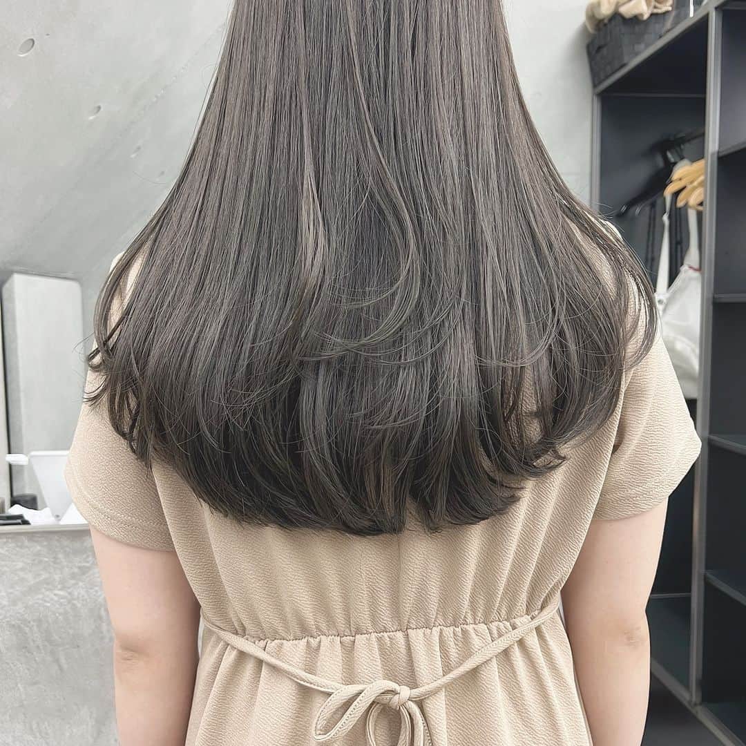 兼井遼のインスタグラム：「オリーブグレージュ＊  柔らかくほつれるヘア😌  ツヤのある 暗くても透明のある カラーならお任せください☺️  11月12月のご予約も まだまだお取りできます🙇🏻  ご質問などは コメントにてお問い合わせください！😌  #ケアカラー  #ヘアアレンジ  #ケアダブルカラー  #巻き方  #髪質改善カラー  #イルミナカラー  #ミルクティーベージュ #グレージュ  #ケアブリーチ  #ハイライトカラー  #ハイトーンカラー  #ブリーチ  #ダブルカラー   #インナーカラー  #オリーブアッシュ  #グラデーションカラー  #グレージュカラー  #ツヤトーン  #パーマ  #艶髪  #外国人風  #髪質改善トリートメント  #くびれヘア  #シースルーバング  #髪質改善  #ラベンダーグレージュ  #オリーブグレージュ  #トリートメント  #ヘアアクセサリー　#インナーハイライト」