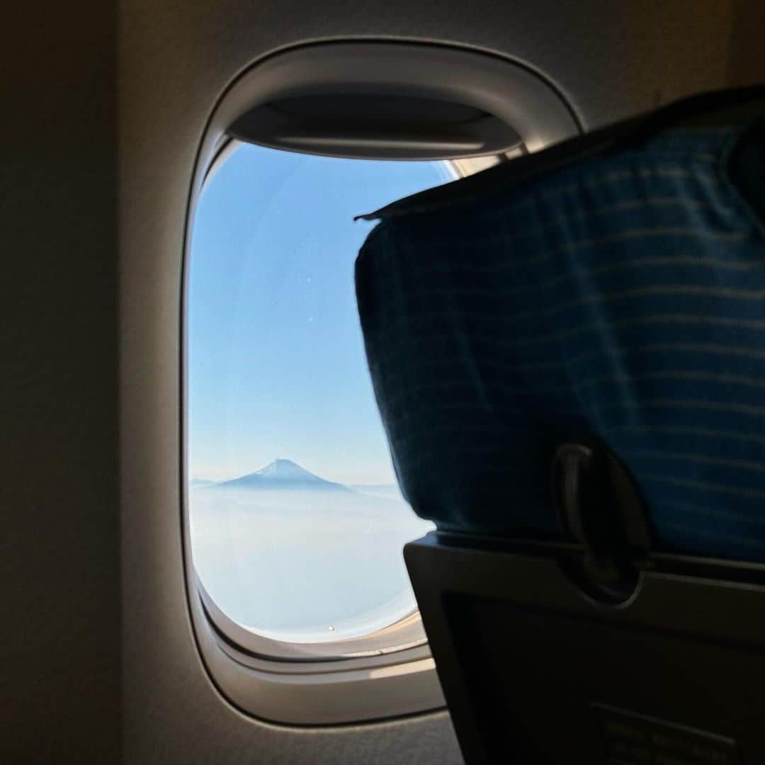片山正通のインスタグラム：「飛行機の中から富士山を上から目線。 良い事ありそう*\(^o^)/*  Mt.Fuji from the plane from above. I have a feeling something good is going to happen *\(^o^)/*.」