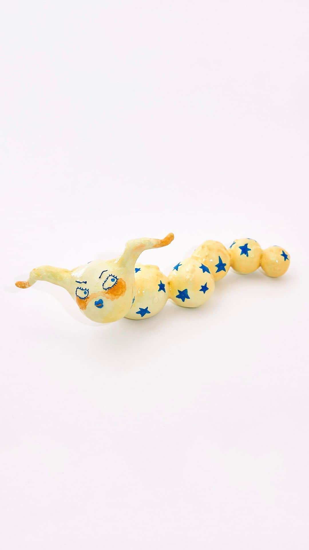 木越明のインスタグラム：「『星の芋虫』 A starry caterpillar “Poco-a-poco”  ー He’s a caterpillar crawling on the ground, but there are stars in his body. Little by little, bit by bit… Poco-a-poco..! ー  2023 #akigoshinoyatsu   #clay #clayart #caterpillar #alien #ceramics #fairytail  #cute #ceramica #3dart #characterdesign #creative #artist #artwork #toy #toyart #claysculpture #sculpture #japaneseart #artist #instaart」