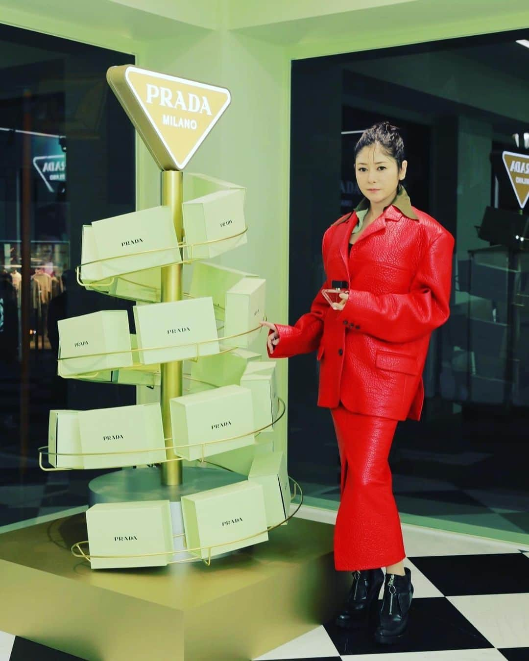 真木よう子さんのインスタグラム写真 - (真木よう子Instagram)「昨日、PRADA beautyへお邪魔しました^_^ 香りは大好きなので欲しい香りが沢山❤️  #prada #PradaParadoxe #PradaBeauty #プラダパラドックス　#PR」11月22日 15時39分 - yokomaki_official