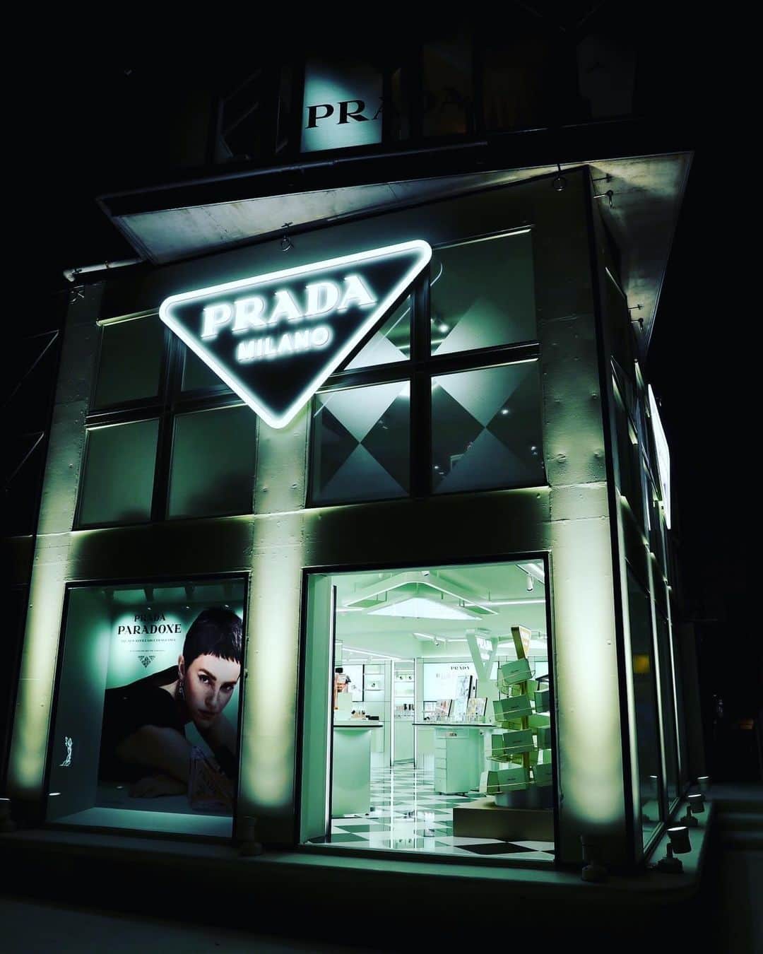 真木よう子のインスタグラム：「昨日、PRADA beautyへお邪魔しました^_^ 香りは大好きなので欲しい香りが沢山❤️  #prada #PradaParadoxe #PradaBeauty #プラダパラドックス　#PR」