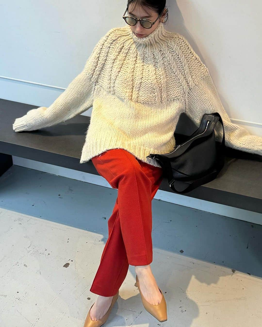 松本恵奈さんのインスタグラム写真 - (松本恵奈Instagram)「求心編みが特徴的な手編みのニット🧶 手編みならではの可愛さがたまらないですねー♡ 太番手の光沢感のあるロービング糸とマットな糸との組み合わせで、編地により凹凸感を出しています。 バルキーなサイズ感でゆったりと着やすい一枚です♡ 是非お楽しみにー！ #clane #新作 #手編み #knit」11月22日 15時40分 - ena1123