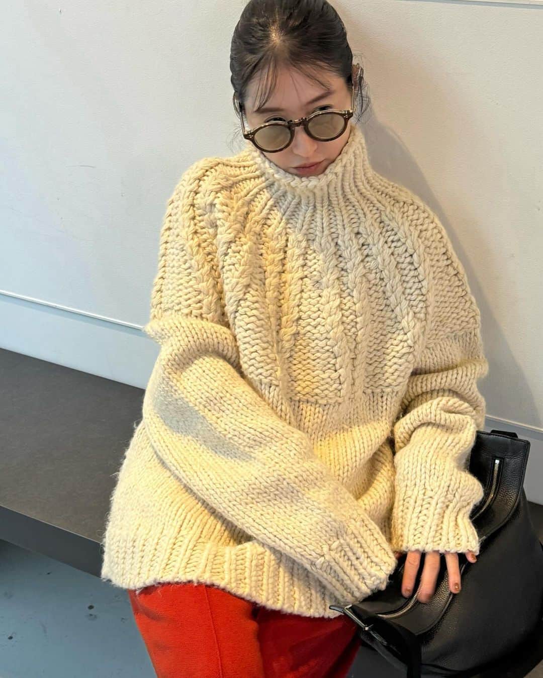 松本恵奈さんのインスタグラム写真 - (松本恵奈Instagram)「求心編みが特徴的な手編みのニット🧶 手編みならではの可愛さがたまらないですねー♡ 太番手の光沢感のあるロービング糸とマットな糸との組み合わせで、編地により凹凸感を出しています。 バルキーなサイズ感でゆったりと着やすい一枚です♡ 是非お楽しみにー！ #clane #新作 #手編み #knit」11月22日 15時40分 - ena1123