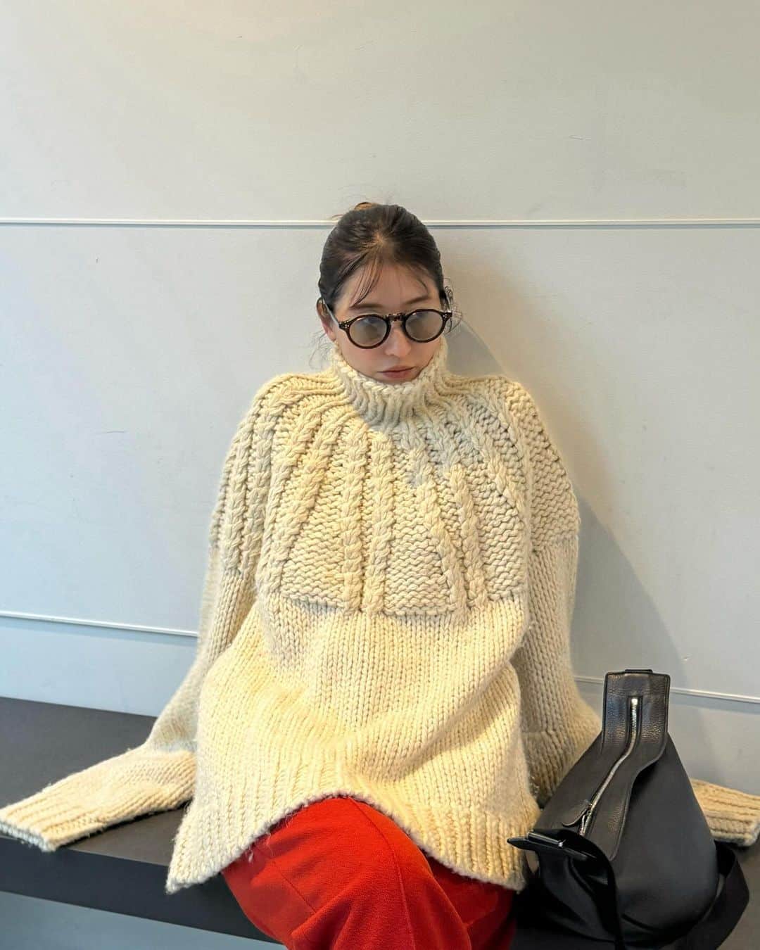 松本恵奈のインスタグラム：「求心編みが特徴的な手編みのニット🧶 手編みならではの可愛さがたまらないですねー♡ 太番手の光沢感のあるロービング糸とマットな糸との組み合わせで、編地により凹凸感を出しています。 バルキーなサイズ感でゆったりと着やすい一枚です♡ 是非お楽しみにー！ #clane #新作 #手編み #knit」