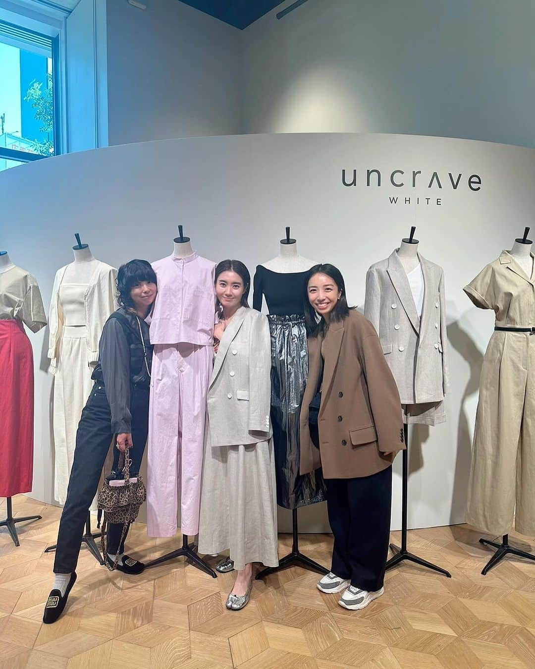 小脇美里のインスタグラム：「・ @uncrave_official 展示会へ♡  たえこさんの作り出す #uncrave_white は 今っぽさとトレンド感がありながら、 大人が着れる上質さや、シルエットの良さをちゃんと押さえていて。 本当に毎回ツボ！  スーパー忙しいエディターならではの、 足捌きの良さとか（編集者、常に忙しいから動きやすさ大事。笑）、手入れの楽さとかも お洋服届いた後に効果を感じて、ジワジワ嬉しくて♡  とにもかくにも、ワードローブに欠かせないので毎シーズンたのしみにしています！  2枚目のオケージョンラインもありそうでなかったネイビー服は、母行事に絶対使える！パンツのセットアップをオーダーしたよ♡  @taekohigashihara さんと、 @setsuko_sagittaire さんの おしゃれ番長たちに囲まれて、楽しく オーダーさせてもらいました♡  @mappy.tokyo いつもありがとー！」