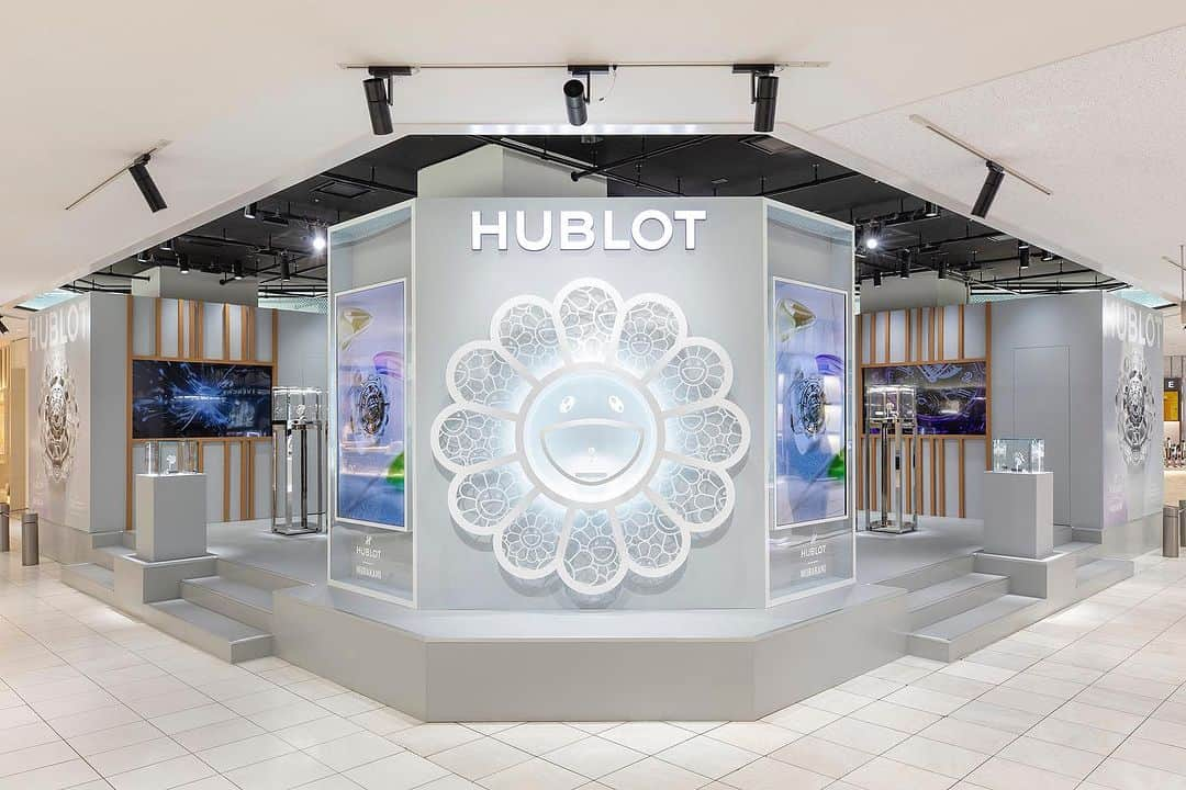 ウブロのインスタグラム：「「ウブロ×村上隆」ポップアップブティック「HUBLOT LOVES ART」オープン！ 最新作「MP-15 タカシムラカミ トゥールビヨン サファイア」をイメージした空間で、ウブロを代表するウォッチコレクションをご覧ください。  ─────────── HUBLOT LOVES ART 会期：11月22日(水) ～11月28日(火) 会場：伊勢丹新宿店 本館1階 ザ・ステージ ───────────  会場で時計をご購入のお客様には、オリジナルギフトを差し上げます。 また、ご来場の上、ウブロのニュースレターにご登録およびウブロ公式LINEでお友達になられた方には、オリジナルボトルウォーターを差し上げます。 ※数量限定、なくなり次第終了  ©TM/KK #Hublot #TakashiMurakami #ウブロ #村上隆」