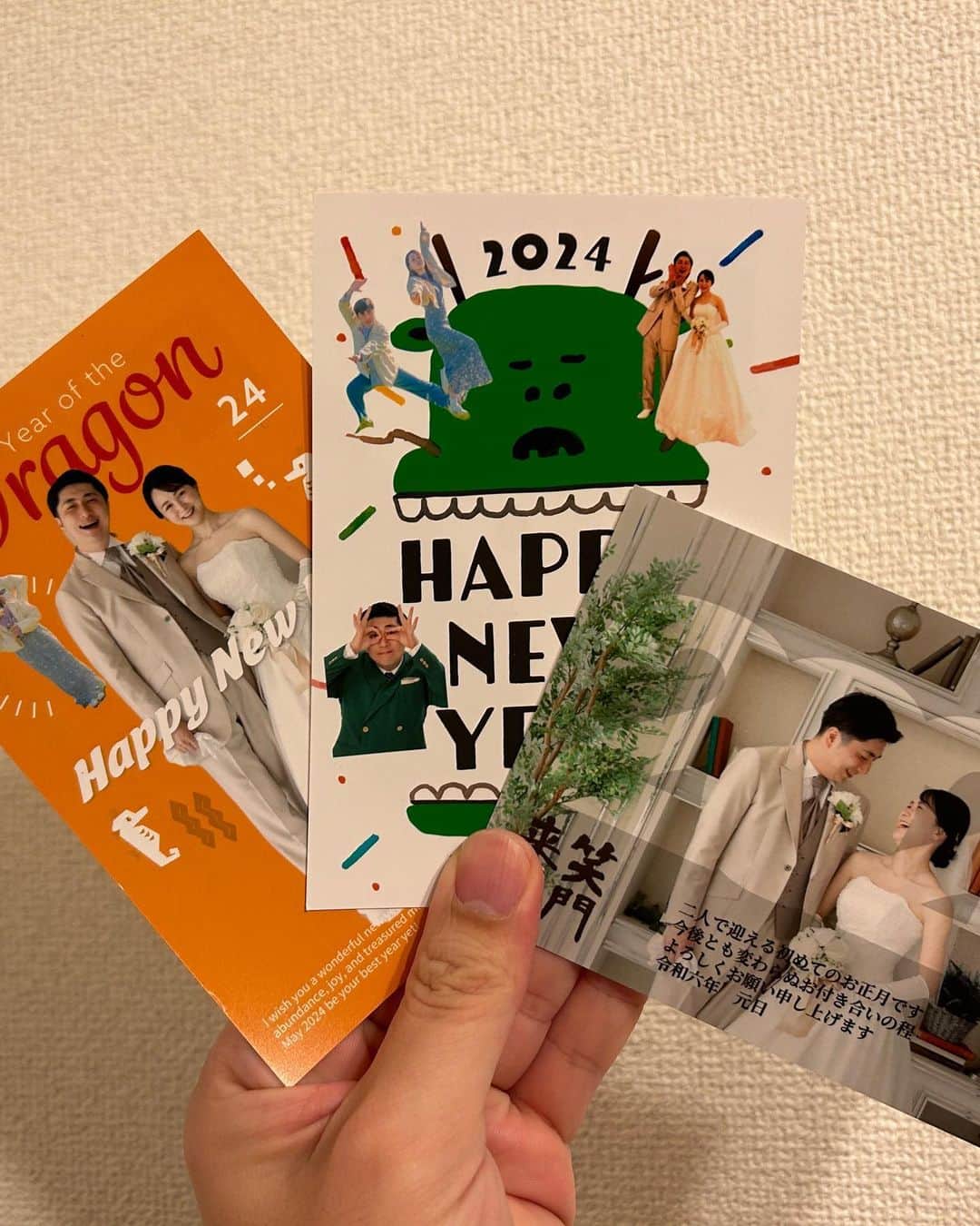 寺内ゆうきさんのインスタグラム写真 - (寺内ゆうきInstagram)「独身の時は年賀状なんて作らなかったんですけど、調子乗ってみました。 今年は写真たくさん撮ったんで、その写真とテンプレートでマジで1分で完成しました！ でもこだわりたければ9時間くらいかけられます  個人的に嬉しかったのは記載するお年賀の文言にもテンプレがあったこと！社会的常識がない僕にはマジで助かりました！！  「みてね年賀状」ってアプリなんですけど、レイアウト選んでカメラロールの写真選んだらもう年賀状できてます！ スマホから写真を選ぶだけで自動でレイアウトしてくれるし 写真アプリ「みてね」と連携したらもっとサクサク行ける！ 寝る前に作って、2日後にはもう無料のサンプル年賀状が届いてました！ 無料が嬉しいし３枚も試せるの嬉しいしめっちゃ綺麗で嬉しい！ 年賀状のワクワク感久しぶりだなあ お試し年賀状は12/15までだからまだ余裕で間に合います！  ここまで読んでくれた優しい人に、１０％OFFクーポンあげちゃいます お試し年賀状だけでも作ってみて！なんかうれししい気分になれるから！  クーポンコード: tera_2024 詳細は みてね @mitene_official のプロフィールURLからどうぞ！ #みてね年賀状 #みてね #みてねアプリ #年賀状 #PR」11月22日 15時51分 - tera____
