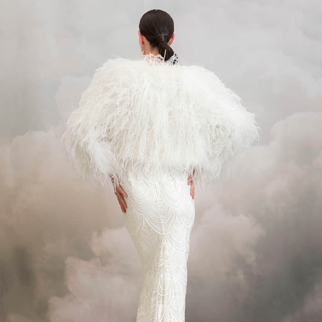 キャサリンディーンさんのインスタグラム写真 - (キャサリンディーンInstagram)「Introducing our luxurious Arlo Feather Jacket! 😍⁣  Brides looking for the the perfect bridal cover-up, look no further than the luxurious Arlo Jacket. This boxy fit, waist length statement jacket is adorned with snowy white ostrich feathers and fully lined.  Add this beautiful jacket to your bridal look.  #catherinedeane #cdbrides #cdlove #arlojacket」11月22日 16時01分 - catherine__deane