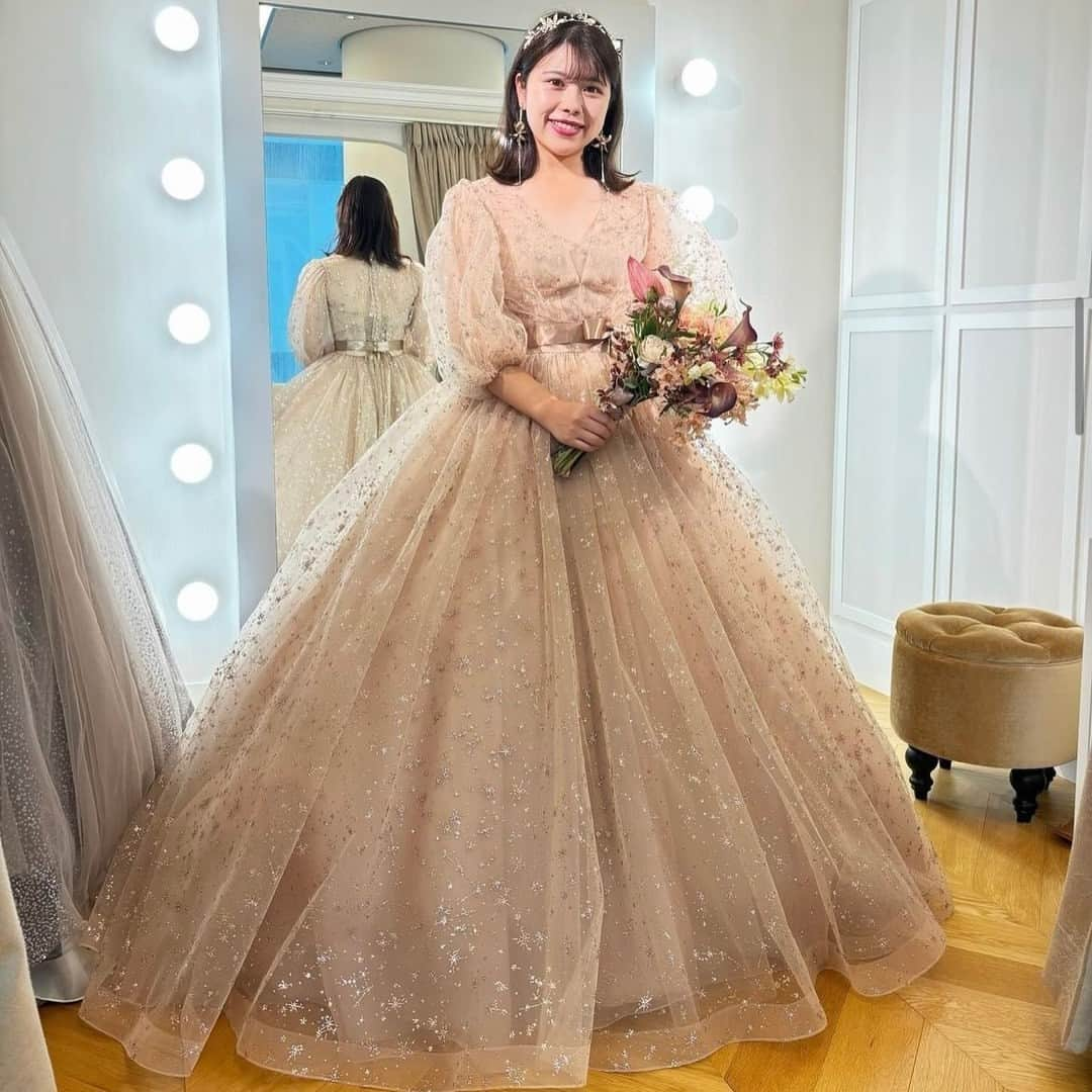 ♡プラコレWedding·⋆*さんのインスタグラム写真 - (♡プラコレWedding·⋆*Instagram)「. placole_dressy【#DRESSY花嫁 】 【#プラコレ】をつけて投稿&フォローしてね♩ . ＝＝＝＝＝＝＝ 華やかなブーケを合わせたショット💐  ドレスに合わせたブーケを見つけて 自分だけのコーディネートを 楽しんでみてくださいね♪ . ＝＝＝＝＝＝＝＝ 👗photo by ... @ksan_no_wedding さま @___rk.55wd___ さま @_saa615_ さま @aya_wd2024 さま @wd.eri さま ＝＝＝＝＝＝＝＝ . 『#DRESSY花嫁』『#プラコレ』の ハッシュタグをつけて写真をUPしてね✦ 花嫁アプリ『DRESSY by プラコレ』の 記事に掲載＆リグラムされるかも♩ . みなさまからのいいねや保存 コメントをお待ちしています♥️ 「このウェディングドレス可愛い！」 「ヘアスタイルも気になる！！」 「今の花嫁さんの流行りは！？」etc. . ＝＝＝＝＝＝＝＝ 花嫁アプリでは、 プロのアドバイザーに結婚式の相談を何度でも♡ ウェディングドレスの記事や、 自分のウェディングレポを残せちゃう♡” . >>>TOPのURLからcheck ⋈ @placole_dressy >>>結婚のご相談は プラコレウェディングアドバイザーへ♡ @wedding_adviser >>>ウェディングレポを残したいなら、 farny by プラコレをcheck ✎ @farny_wedding >>>花嫁準備に欠かせないアイテムをお探しなら placole & dressy Beauty をcheck ❁ @dressy_beauty_ >>>素敵なドレスに出会いたい花嫁さま♡ @dressyonline_をcheck >>>おしゃれなファミリーフォトは ドレシーベイビーをcheck 𓏸 @dressy.baby >>>鎌倉にOPEN”お花とドレスと紅茶のカフェ” @dressyroom_teaをcheck𓌉𓇋 >>>名古屋にOPEN”ウェディング体験型カフェ @dressycafe_nagoya をcheck𓌉𓇋 . ＝＝＝＝＝＝＝＝＝＝＝＝＝＝＝＝ . #一度きりの人生一度は魔法にかけられて #花嫁 #卒花嫁 #結婚 #結婚式 #試着レポ #farnyレポ #2023冬婚 #2024春婚 #2024夏婚 #2024秋婚 #カラードレス試着 #ドレス試着 #ドレス試着レポ #ドレス選び #カラードレス #カラードレス迷子 #ウェディングドレス #ドレス迷子 #チュールドレス #ブーケ #試着レポ #プリンセスライン #Aラインドレス」11月22日 16時01分 - placole_dressy