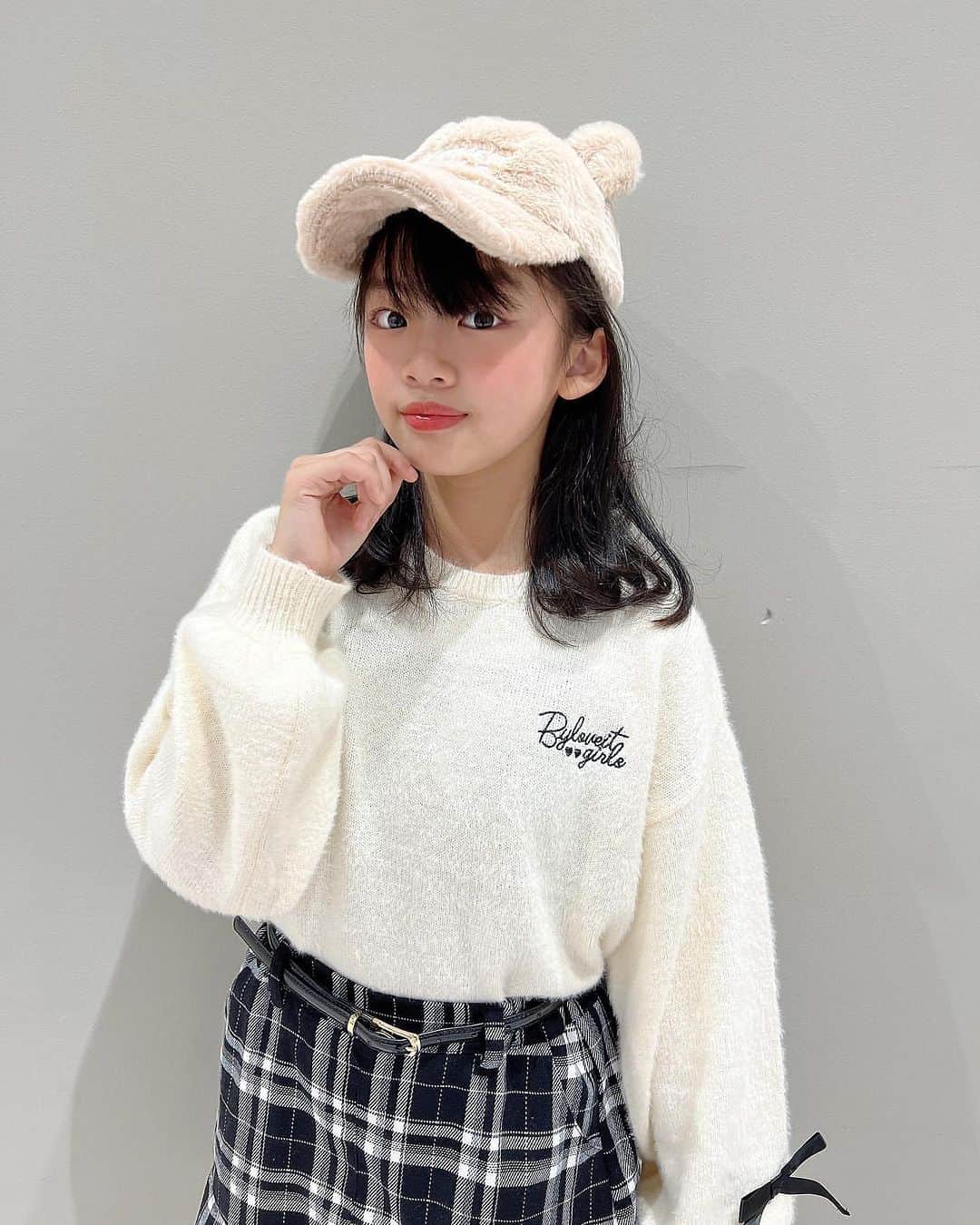 byLOVEiTさんのインスタグラム写真 - (byLOVEiTInstagram)「by LOVEiT♡iNSTA GIRL  人気のくま耳キャップを 2色買いしてくれたRioちゃん🐻 フワモコアイテムは 冬コーデのマストアイテムです🫶  Rio @rios.mam  js6 150cm/160cm着用  🐻🐰🍒  バイラビコーデ、かわいい♡と思ったら保存して、バイラビ欲しいモノリストをつくろ！  🩷🩷🩷  @byloveit_official プロフィールのURLからお買い物してね！  #byloveit #バイラビット #バイラビインスタガール #小学生女子 #小学生コーデ #小学生ファッション  #小学生ママと繋がりたい #キッズコーデ女の子 #こどもふく  #js6 #js5 #js4 #js3 #js2 #js1 #160cm #150cm #140cm #130cm #120cm #うめだ阪急　#博多阪急  #ナルミヤオンライン　#zozotown   @narumiyaonline_official」11月22日 15時54分 - byloveit_official