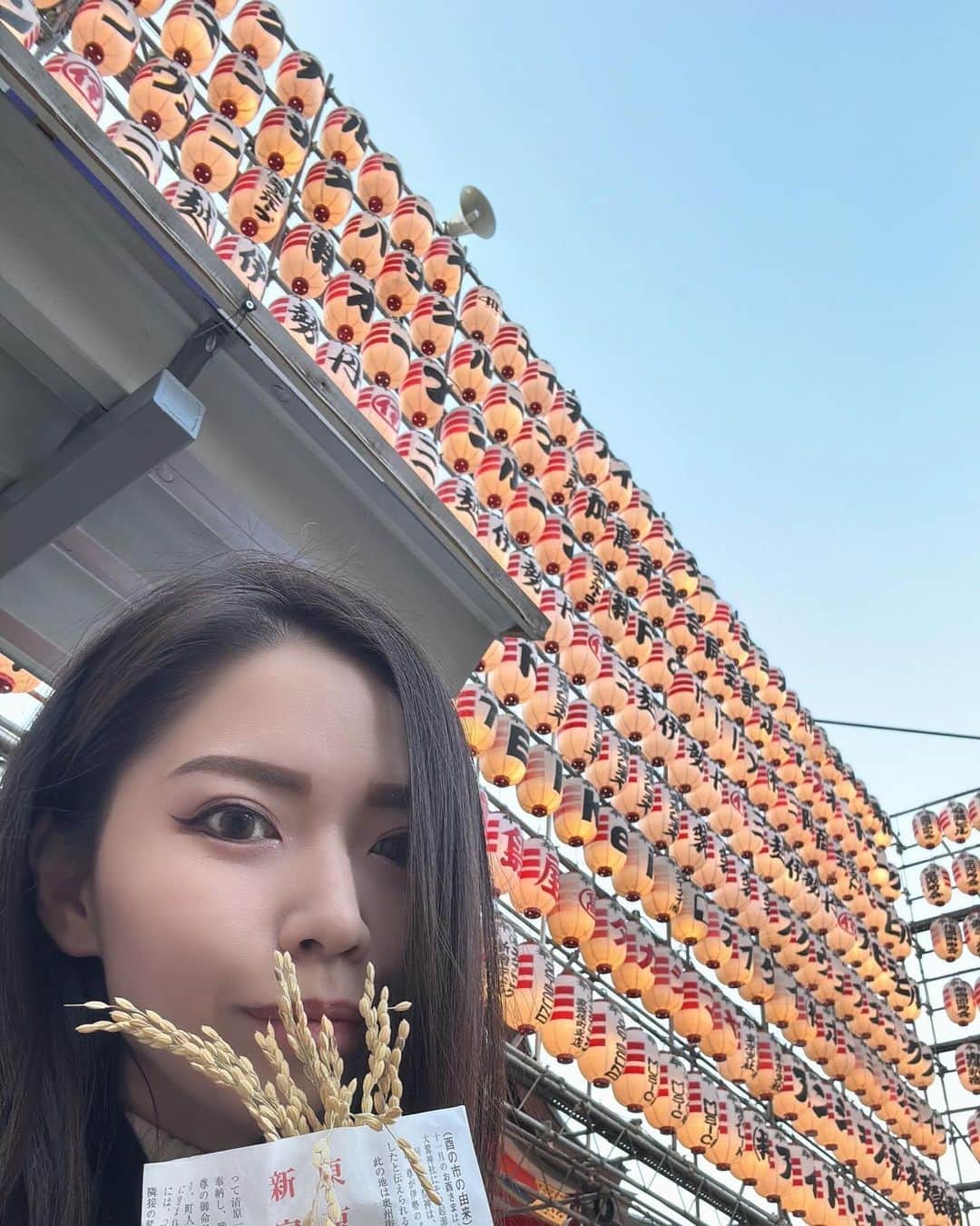 ERYさんのインスタグラム写真 - (ERYInstagram)「酉の市、今年もなんとか。 どんどん大きくした熊手は昨年からリセットして花園神社のオフィシャルに。これはこれでご利益ありそうで好きです。 屋台飯好きでいつも迷いますが今年はじゃがバターと焼きそば。結局定番。笑 #花園神社 #酉の市 #酉の市2023 #屋台飯  #じゃがバター #焼きそば #微妙な表情なのは #人の多い所で一人で自撮りをしている #恥ずかしさから」11月22日 15時55分 - bass_ery