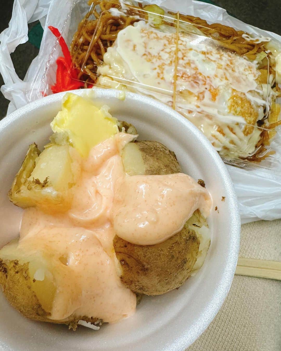 ERYさんのインスタグラム写真 - (ERYInstagram)「酉の市、今年もなんとか。 どんどん大きくした熊手は昨年からリセットして花園神社のオフィシャルに。これはこれでご利益ありそうで好きです。 屋台飯好きでいつも迷いますが今年はじゃがバターと焼きそば。結局定番。笑 #花園神社 #酉の市 #酉の市2023 #屋台飯  #じゃがバター #焼きそば #微妙な表情なのは #人の多い所で一人で自撮りをしている #恥ずかしさから」11月22日 15時55分 - bass_ery