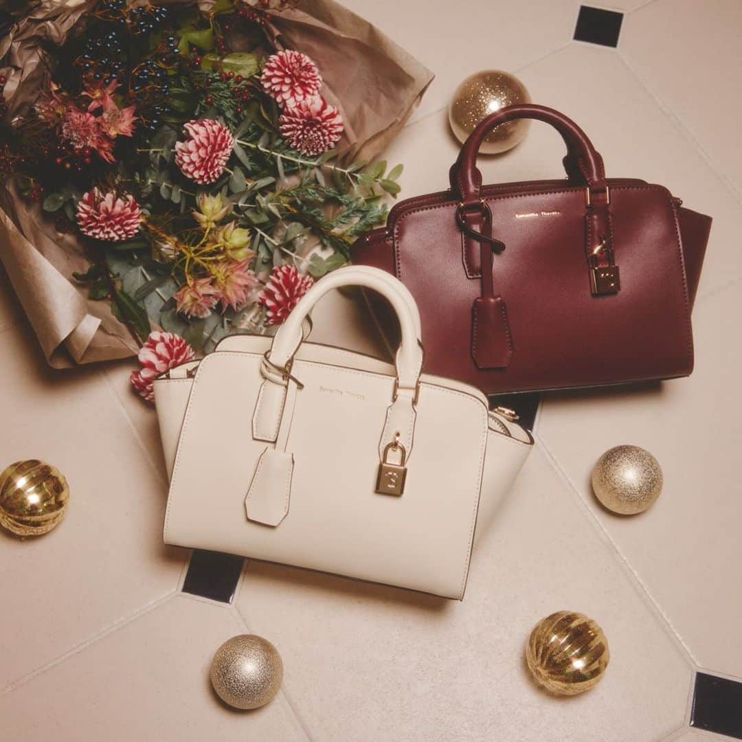 Samantha Thavasaのインスタグラム：「New Arrival Hand Bag🎄  --------------------------  人気シリーズ「サマンサミア」の 新型が登場🥂✨  クラシカルなシルエットが上品で どんなスタイルにもマッチ🎄  --------------------------  price ¥37,400  #サマンサタバサ #samanthathavasa  #バッグ  #bag  #new」