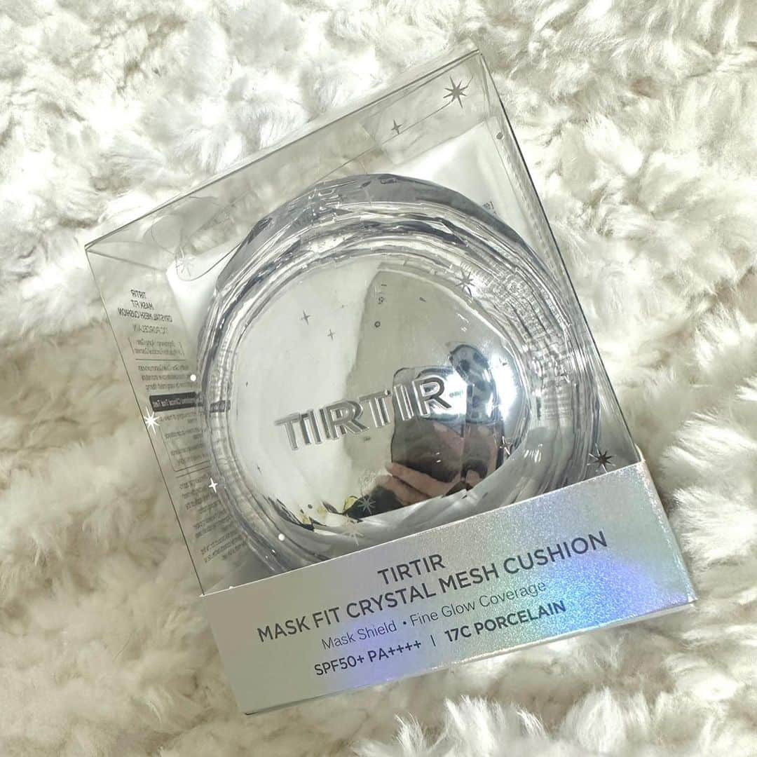 浜嶋りなのインスタグラム：「@tirtir_jp_official  今4秒に一個売れてる、 TIRTIRで1番注目されている商品 MASK FIT クッションシリーズから 新感覚メッシュタイプの クッションシリーズが新登場したよ🩶  色は17C/21N/23Nの3色展開🎨 私は17Cの1番明るい色にしたよ✨  ツヤ肌に見せたい方はもちろん すごくキメが細かい仕上がりなので パウダーとの相性もバッチリ👌  脂性肌の方やマットな仕上がりにしたい時は メッシュクッションの上からパウダーをのせて お好みの艶加減に調整できたよ🥺  メイク直しの時にパウダーの上から クッションをのせても綺麗な仕上がり✨  ナチュラルメイクにしたい時は1-2回 しっかりめにカバーしたい時は3-4回と パフで重ねる回数によって 仕上がりをコントロールできるよ🥰  これからの乾燥する季節に ぴったりなグロウクッション✨  ⚠️初回使用する時はメッシュ網全体に ファンデーションを馴染むように 軽く数回パフで網を押してから使ってね🙂 （画像4枚目）  #PR #TIRTIR  #マスクフィットクリスタルメッシュクッション #マスクフィット #マスクフィットシリーズ #最強ベース」