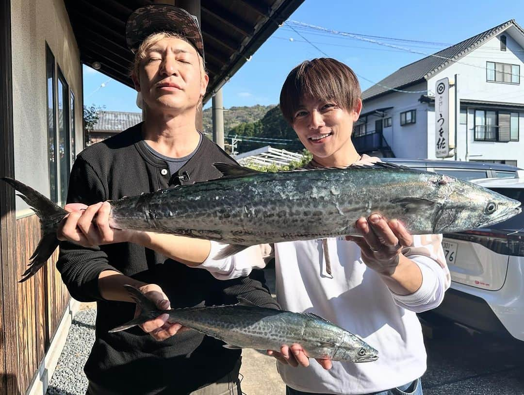 杉浦太陽さんのインスタグラム写真 - (杉浦太陽Instagram)「TFC(タレントフィッシングカップ)in 長崎🎣 チーム優勝🏆大物個人賞🏆個人戦3位でした✨  2009年から始まったTFC🐟　 歴史も釣り仲間も深まってきました✨ 長崎県で釣り大会まで出来たのが感慨深いし、 主催のつるの剛士先輩に感謝です✨✨✨  96センチのサワラも釣れたし🐟 最高の釣り大会でした！来年の大会も楽しみです✨✨✨  @sugiurataiyou_official  #TFC #タレントフィッシングカップ2023 #つるの剛士　 #紘毅  #モンゴル800  #高里悟 #釣りよかでしょう #釣りいろは #ハイサイ探偵団  #そらなさゆり  #村越正海」11月22日 16時02分 - sugiurataiyou_official