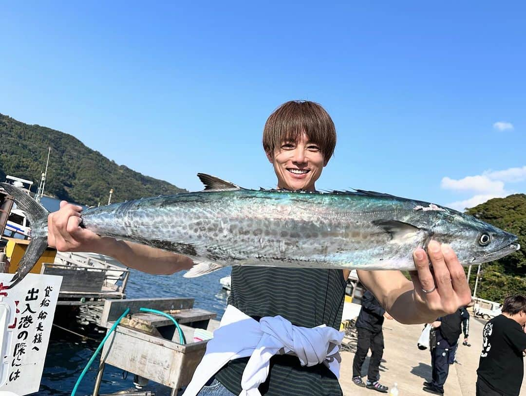 杉浦太陽さんのインスタグラム写真 - (杉浦太陽Instagram)「TFC(タレントフィッシングカップ)in 長崎🎣 チーム優勝🏆大物個人賞🏆個人戦3位でした✨  2009年から始まったTFC🐟　 歴史も釣り仲間も深まってきました✨ 長崎県で釣り大会まで出来たのが感慨深いし、 主催のつるの剛士先輩に感謝です✨✨✨  96センチのサワラも釣れたし🐟 最高の釣り大会でした！来年の大会も楽しみです✨✨✨  @sugiurataiyou_official  #TFC #タレントフィッシングカップ2023 #つるの剛士　 #紘毅  #モンゴル800  #高里悟 #釣りよかでしょう #釣りいろは #ハイサイ探偵団  #そらなさゆり  #村越正海」11月22日 16時02分 - sugiurataiyou_official