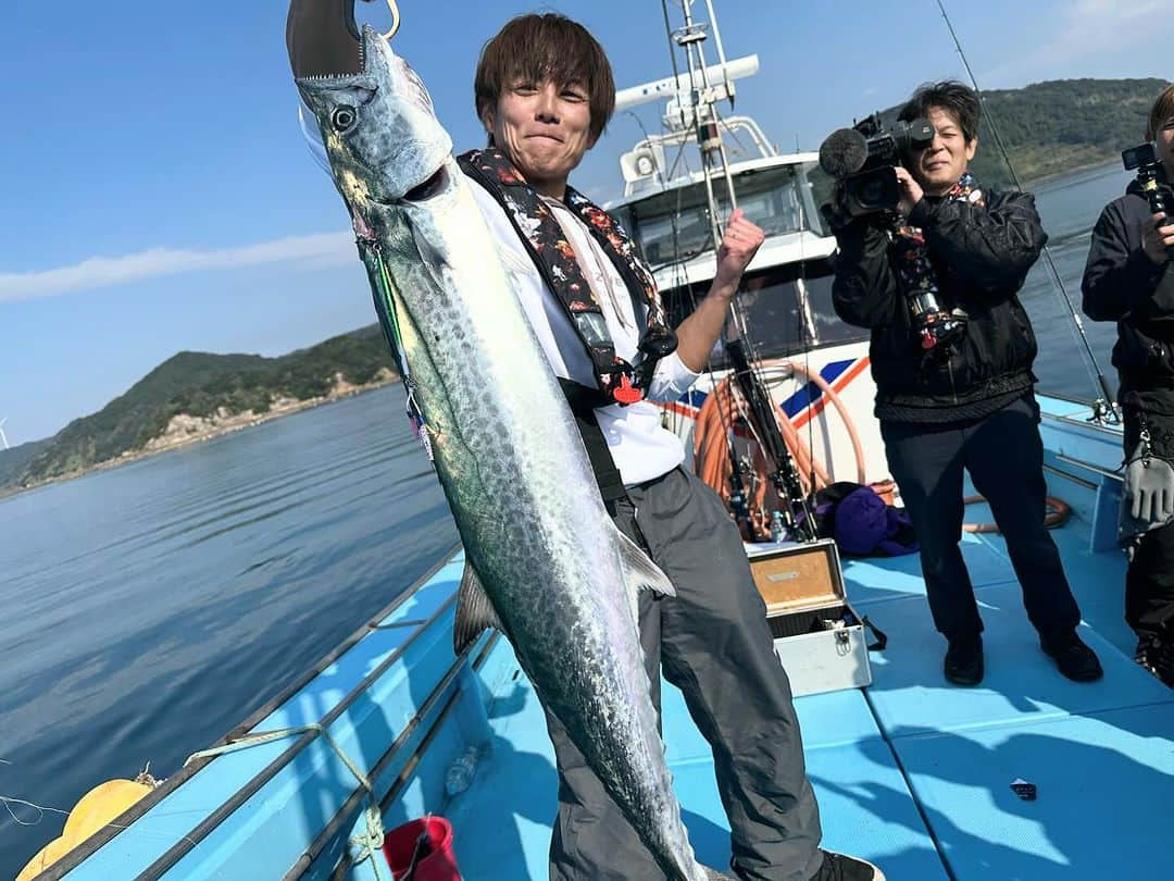 杉浦太陽さんのインスタグラム写真 - (杉浦太陽Instagram)「TFC(タレントフィッシングカップ)in 長崎🎣 チーム優勝🏆大物個人賞🏆個人戦3位でした✨  2009年から始まったTFC🐟　 歴史も釣り仲間も深まってきました✨ 長崎県で釣り大会まで出来たのが感慨深いし、 主催のつるの剛士先輩に感謝です✨✨✨  96センチのサワラも釣れたし🐟 最高の釣り大会でした！来年の大会も楽しみです✨✨✨  @sugiurataiyou_official  #TFC #タレントフィッシングカップ2023 #つるの剛士　 #紘毅  #モンゴル800  #高里悟 #釣りよかでしょう #釣りいろは #ハイサイ探偵団  #そらなさゆり  #村越正海」11月22日 16時02分 - sugiurataiyou_official