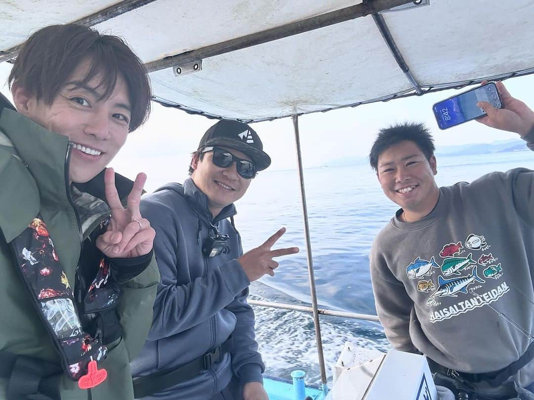 杉浦太陽さんのインスタグラム写真 - (杉浦太陽Instagram)「TFC(タレントフィッシングカップ)in 長崎🎣 チーム優勝🏆大物個人賞🏆個人戦3位でした✨  2009年から始まったTFC🐟　 歴史も釣り仲間も深まってきました✨ 長崎県で釣り大会まで出来たのが感慨深いし、 主催のつるの剛士先輩に感謝です✨✨✨  96センチのサワラも釣れたし🐟 最高の釣り大会でした！来年の大会も楽しみです✨✨✨  @sugiurataiyou_official  #TFC #タレントフィッシングカップ2023 #つるの剛士　 #紘毅  #モンゴル800  #高里悟 #釣りよかでしょう #釣りいろは #ハイサイ探偵団  #そらなさゆり  #村越正海」11月22日 16時02分 - sugiurataiyou_official