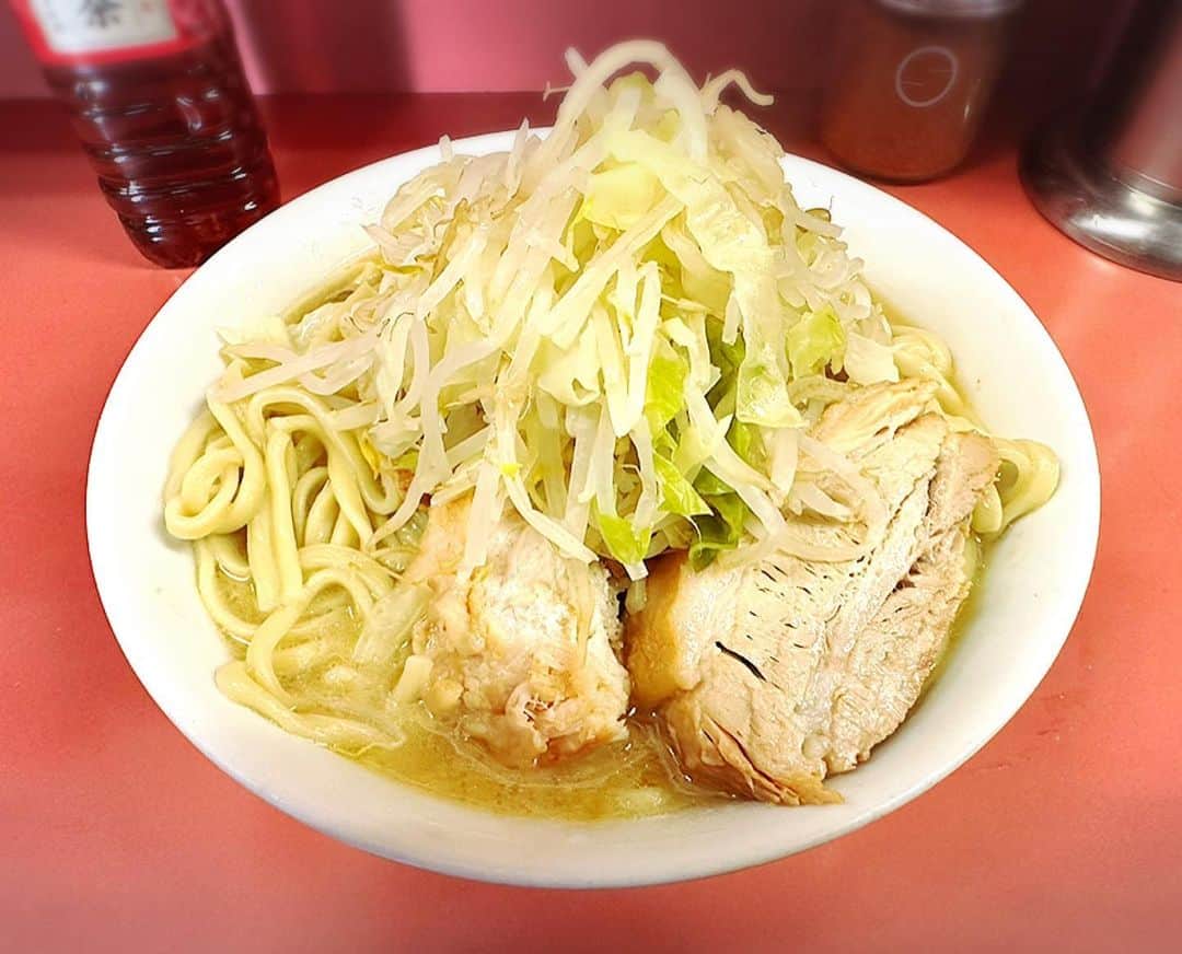 木山裕策のインスタグラム：「明日からしばらく遠征に行くのでスタミナつけておかないとね！ということで、今日は超久しぶりに、三男とラーメン二郎に行ってきました🍜。  安定のこってり&ボリューミーな一品！30分並んだ甲斐がありました😁。美味しかったー！でも、明日までお腹空かなさそう😅。」