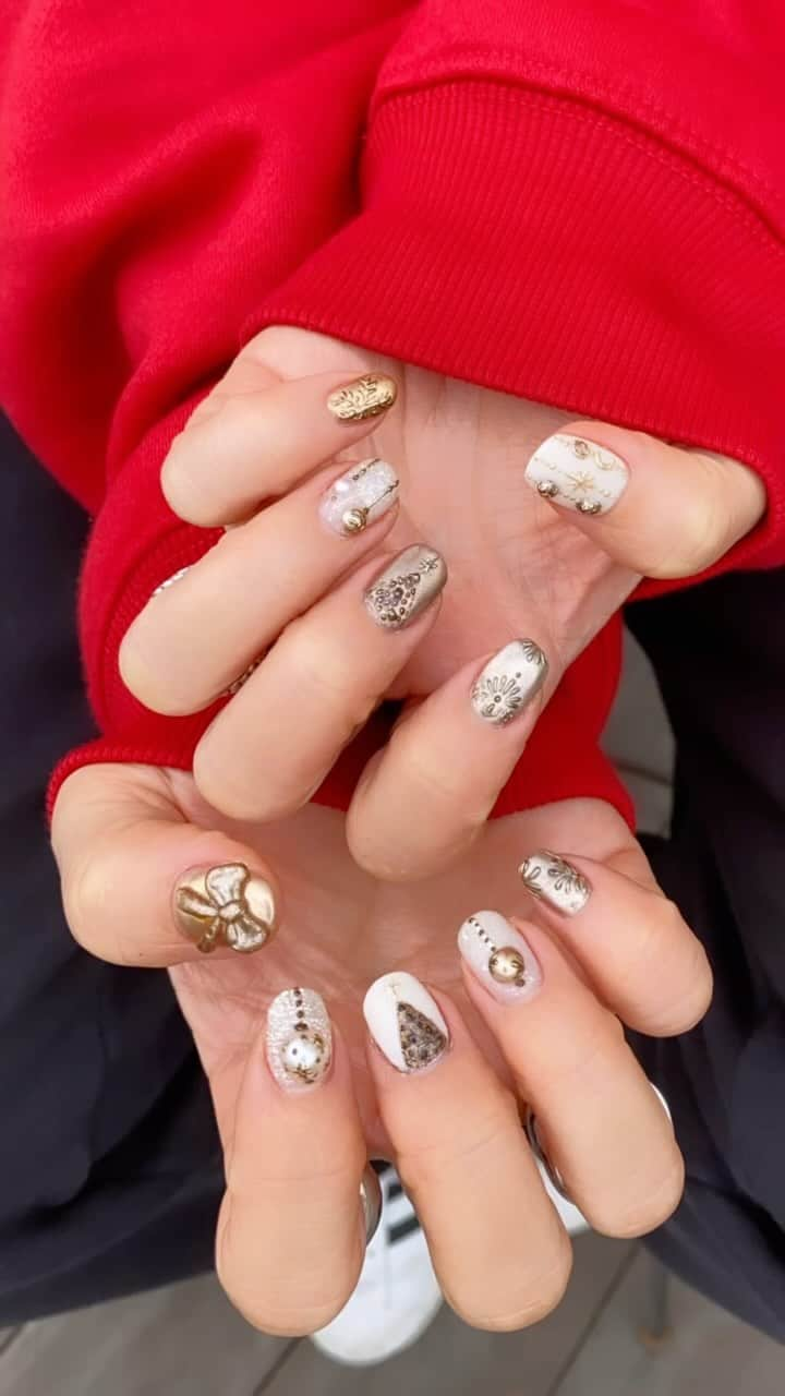 rainbowkwok2のインスタグラム：「. 一本一本可愛すぎる🎄  #newnail #クリスマスネイル  ＿＿＿＿＿＿＿＿＿＿＿＿＿＿＿  #ジェルネイル#ニュアンスネイル#ショートネイル #個性派ネイル #トレンドネイル#ネイル好きな人と繋がりたい#オレンジ#オレンジネイル#透け感ネイル#ワンカラーネイル#アシンメトリーネイル#スクエアネイル#ネイル#ネイルアート#ネイルデザイン#シンプルネイル#大人ネイル#オフィスネイル#マグネットネイル#マグネットネイルデザイン#マグネットジェル#マグネットフレンチ#ミラーネイル #うねうねネイル #韓国ネイル」