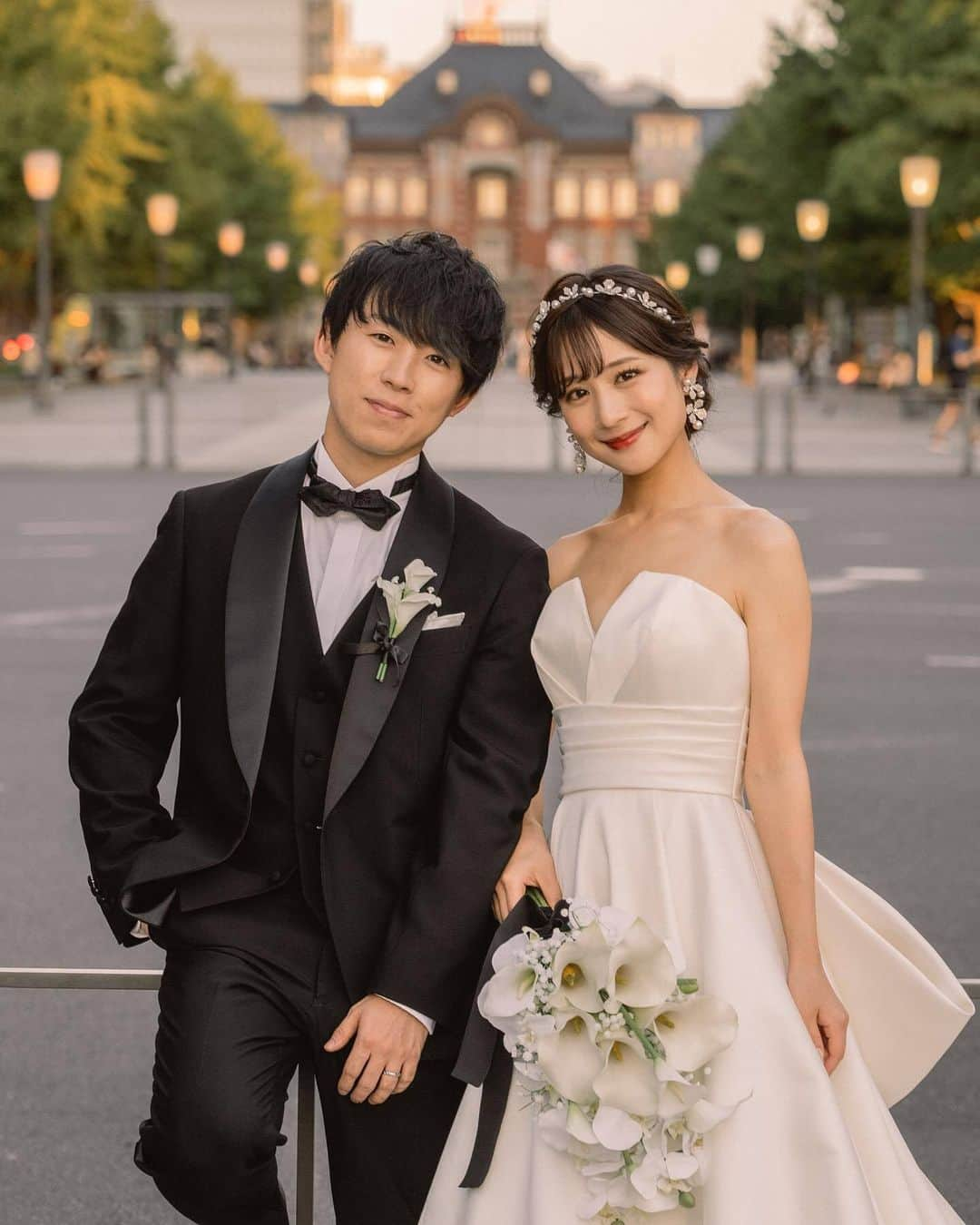 プレ花嫁の結婚式準備サイト farny 【ファーニー】さんのインスタグラム写真 - (プレ花嫁の結婚式準備サイト farny 【ファーニー】Instagram)「@farny_weddingをフォローして #プラコレ #美花嫁図鑑 を付けて投稿してください⡱ . ‥‥‥‥‥‥‥‥‥‥‥‥‥‥ Today's wedding photo from... @yuka_wd12 さん⚐* . 東京駅での前撮りが素敵すぎる🪄  丸の内のおしゃれな街並みでの前撮りは 一瞬で映画のワンシーンのような一枚に🎞️✨  ロマンティックな前撮りにうっとりです💭 . ‥‥‥‥‥‥‥‥‥‥‥‥‥‥ . \\花嫁ライター募集中// @farny_wedding のDMに ”farny花嫁ライター希望”とお送りください✈︎✉︎ . \\花嫁アプリ // プロのアドバイザーに結婚式の相談を何度でも ウェディングドレスの記事や、 自分のウェディングレポを残せちゃう♡” . >>>TOPのURLからcheck ⋈ @placole_dressy >>>結婚のご相談は プラコレウェディングアドバイザーへ♡ @wedding_adviser >>>ウェディングレポを残したいなら、 farny by プラコレをcheck ✎ @farny_wedding >>>ウェディングアイデア＆DIYは ドレシーアイデアcheck ❁ @dressy_idea >>>素敵なドレスに出会いたい花嫁さま♡ @dressyonline_をcheck >>>お洒落で可愛いパパママ婚やフォトは @dressy.baby をcheck ∴ >>>鎌倉にOPEN”お花とドレスと紅茶のカフェ” @dressyroom_teaをcheck𓌉𓇋 >>>名古屋にOPEN”ウェディング体験型カフェ @dressycafe_nagoya をcheck𓌉𓇋 . ‥‥‥‥‥‥‥‥‥‥‥‥‥‥  #一度きりの人生一度は魔法にかけられて #結婚準備 #結婚式 #結婚式場 #当日レポ #撮影指示書 #weddingtbt #weddingdress #ウェディングドレス #ウェディングフォト #ブライダルフェア #farnyレポ #美花嫁図鑑 #mydress #大人可愛い #花嫁コーデ #花嫁コーディネート　#丸の内前撮り #花嫁ヘア #前撮り #ロケーションフォト」11月22日 16時02分 - farny_wedding