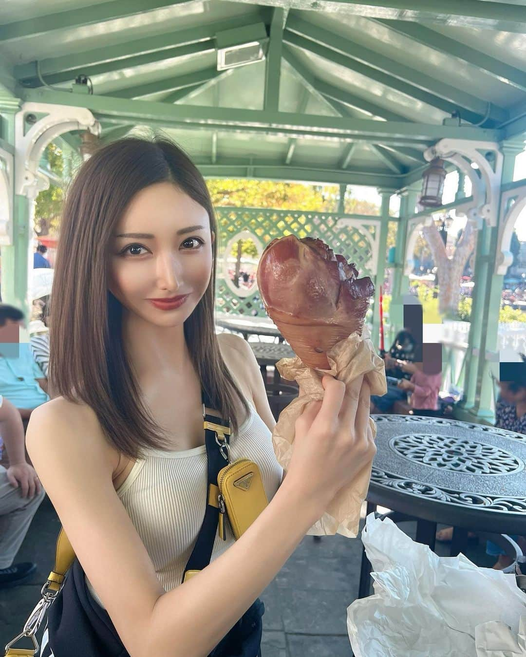 メイサのインスタグラム：「写真じゃ伝わらないけど 日本disneyの2.5倍ぐらいの巨大チキン🍗 （母はこの🍗苦手なのでしっかり1人で完食しました笑）  #メイサ#ロサンゼルス#親娘旅#旅好きな人と繋がりたい #たびじょ#メゾンドボーテ#本当に売れてて可愛いキャバ嬢はメゾンドボーテ #disneylandcalifornia #anaheim 셀카#셀카그램#셀카놀이#셀카타임#攝影#旅遊攝影#攝影師#互惠」