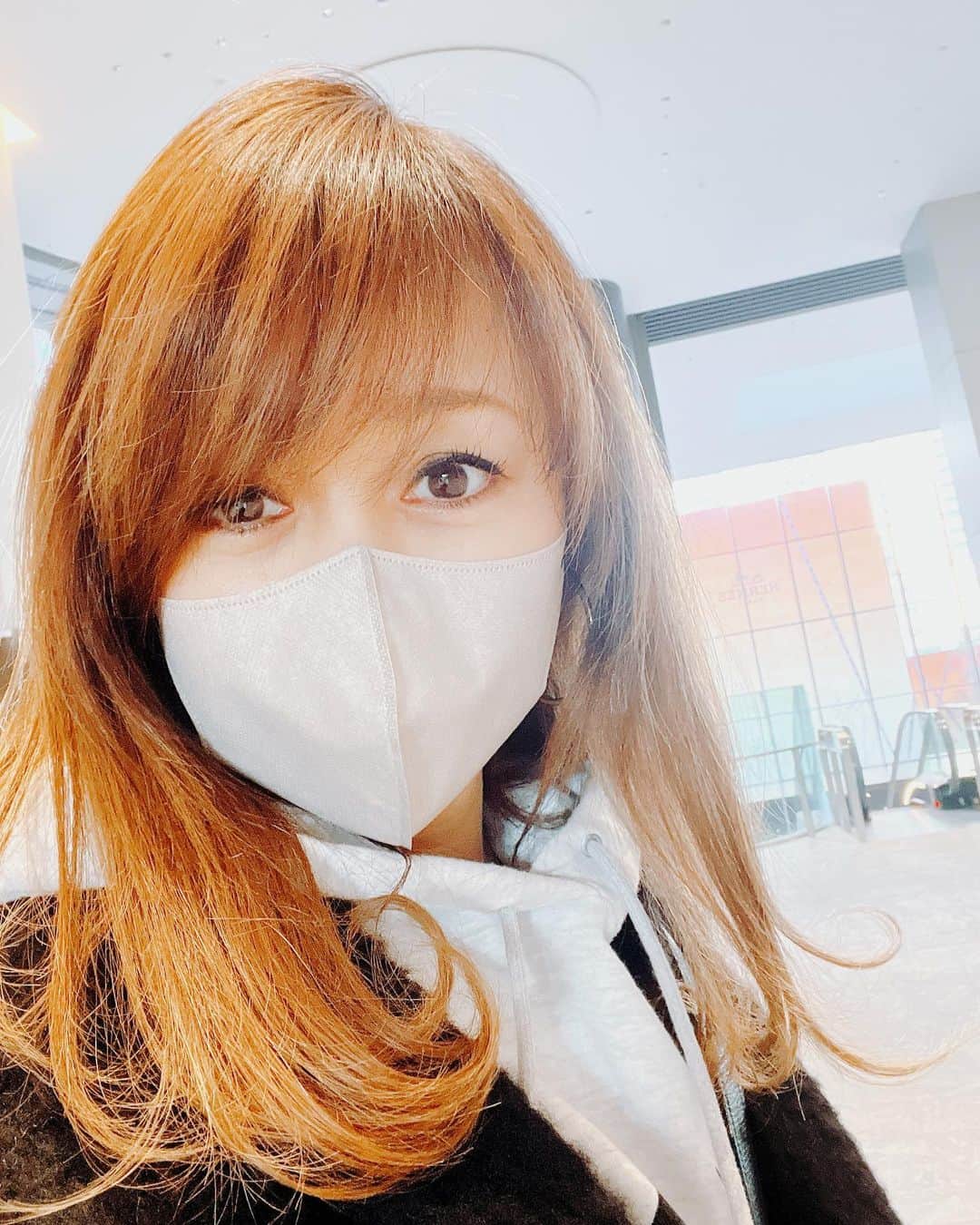 渡辺美奈代のインスタグラム：「麻布台ヒルズに行って来ました  #麻布台ヒルズ #スタバ新作  #ストロベリーメリークリームラテ  #麻布台ヒルズ 内散策 #中央広場でティータイム」