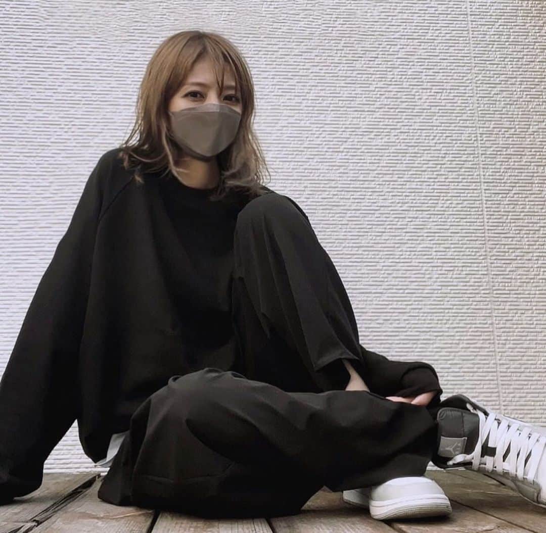 山本明果のインスタグラム：「🤍🩶🖤 大変お問い合わせの多いスウェット 明日21時再販いたします。 ⠀ ⠀ ユニセックスで着用でき、着心地がよくシルエットが綺麗なスウェットです。 詳細はショップをご覧ください。 @seable2016」