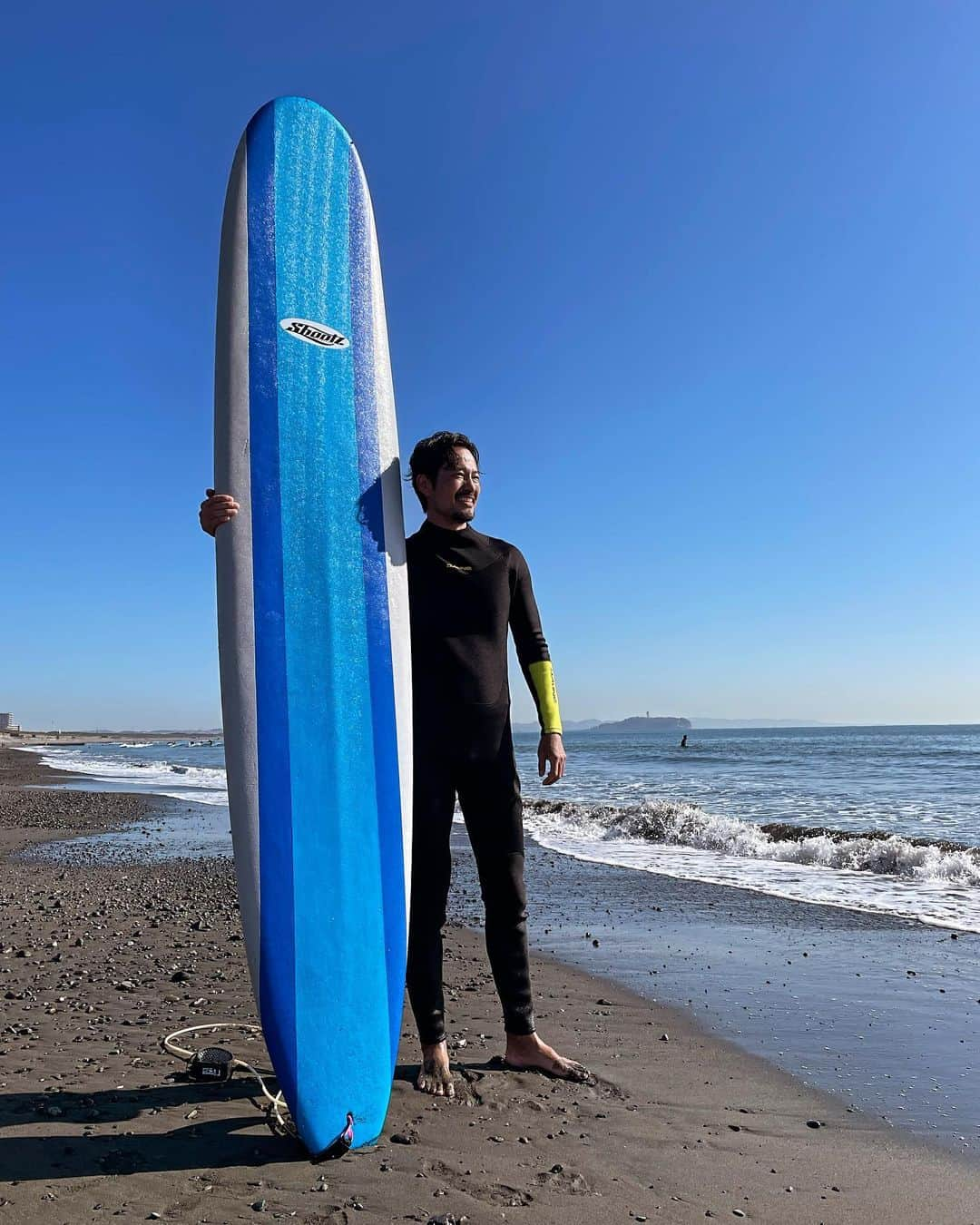 前川泰之さんのインスタグラム写真 - (前川泰之Instagram)「サーフィン、始めました。  いや、正確には初めてスクールに参加してみただけ。 50歳になる今年、せっかく海近くに住んでるから始めてみようと。  一緒に参加した方には、 『見た感じ、プロみたいっすね』って。  恥ずかしい！！💦 サーフィンうまそうに見えるらしい、、😓。全くの初心者ですよ。。(もちろん全てレンタルだし)  でも、レッスン後の写真はカッコよく撮ってもらいました🤣  さてさて、果たして続きますやら、、。  続報、ご期待ください😌👍🏻  #サーフィン　#サーフィン初心者　#海近生活　#surfing #何事にも遅いなんてことはない  #寒いの苦手」11月22日 16時06分 - maekawa_yasuyuki_official