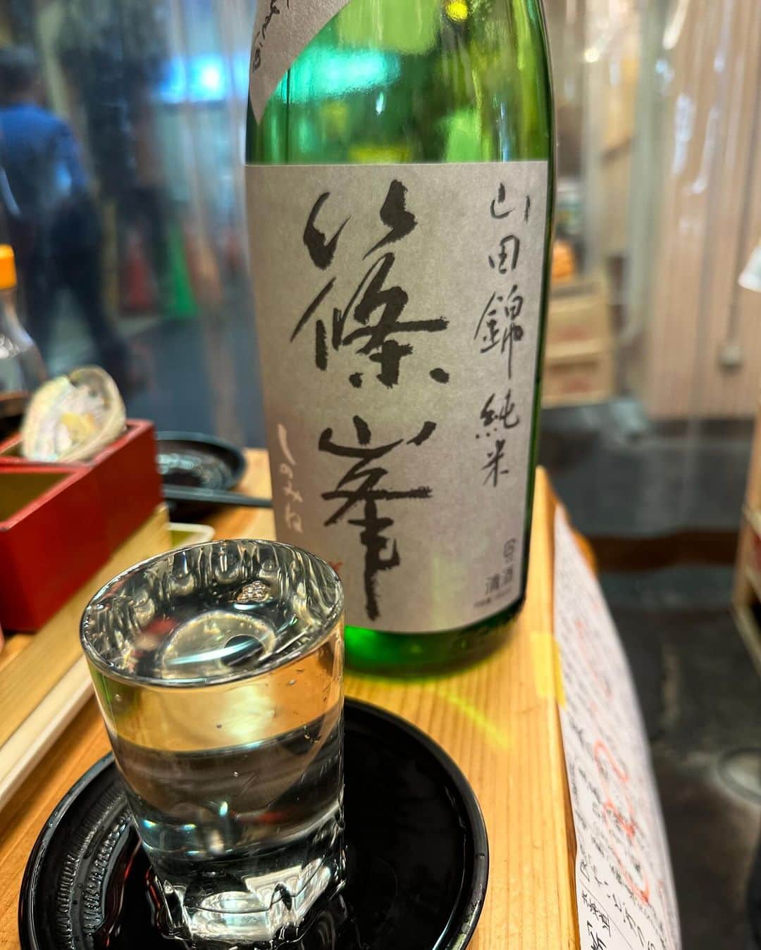 やのぱん（矢野ひろし）さんのインスタグラム写真 - (やのぱん（矢野ひろし）Instagram)「キュッと寒くなると、  日本酒が美味しいですよねぇ*\(^o^)/*  魚と日本酒。。  セコガニの、内子と外子を楽しみつつ、 厚切りになった旬の魚たちを肴に、 美味い日本酒！ たまらなーい*\(^o^)/*  はい、 とっても気持ちいいんです🎵  #日本酒　#セコガニ　#せいこがに  #ひとり飲み #1人飲み」11月22日 16時06分 - yanopan1103