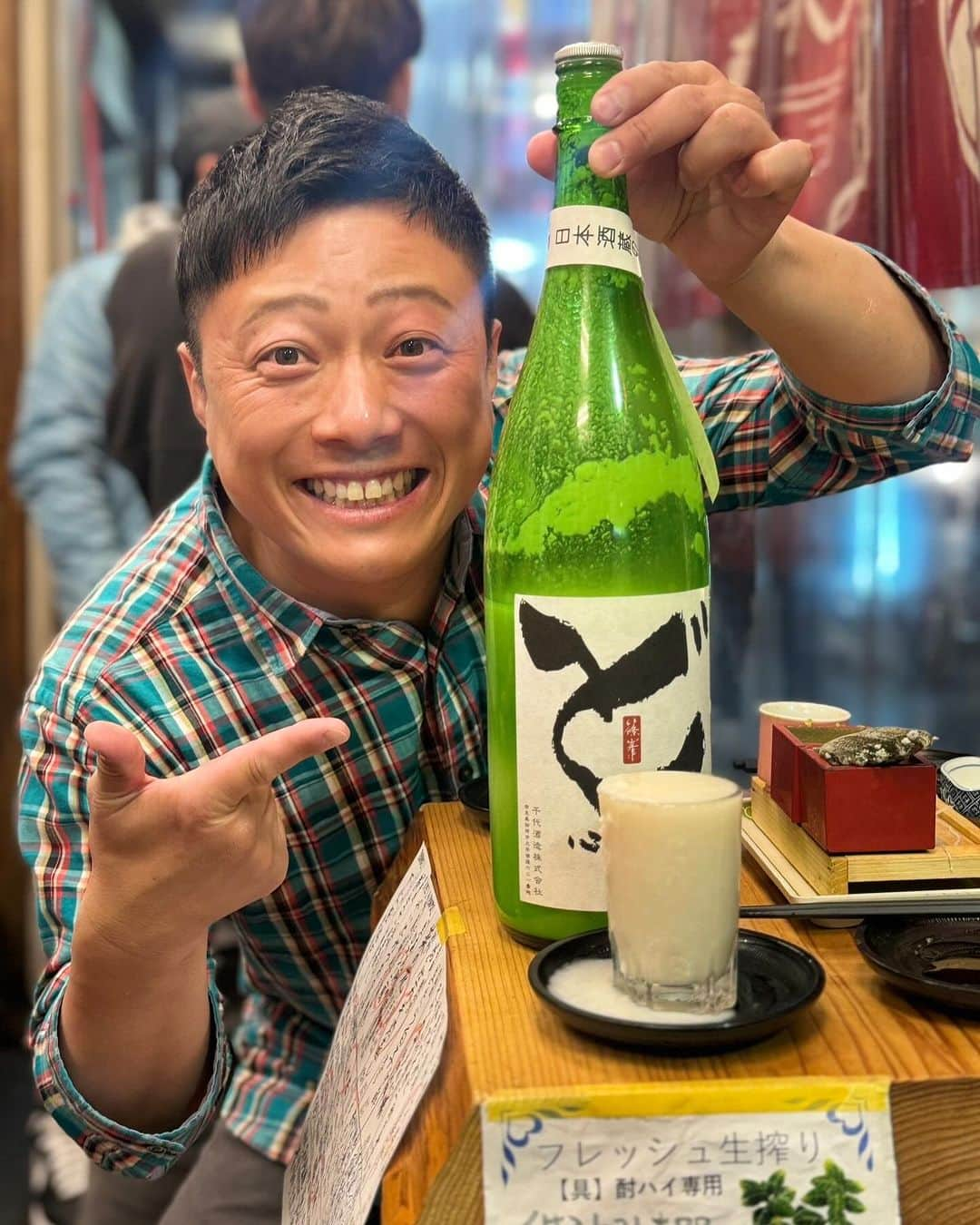 やのぱん（矢野ひろし）のインスタグラム：「キュッと寒くなると、  日本酒が美味しいですよねぇ*\(^o^)/*  魚と日本酒。。  セコガニの、内子と外子を楽しみつつ、 厚切りになった旬の魚たちを肴に、 美味い日本酒！ たまらなーい*\(^o^)/*  はい、 とっても気持ちいいんです🎵  #日本酒　#セコガニ　#せいこがに  #ひとり飲み #1人飲み」