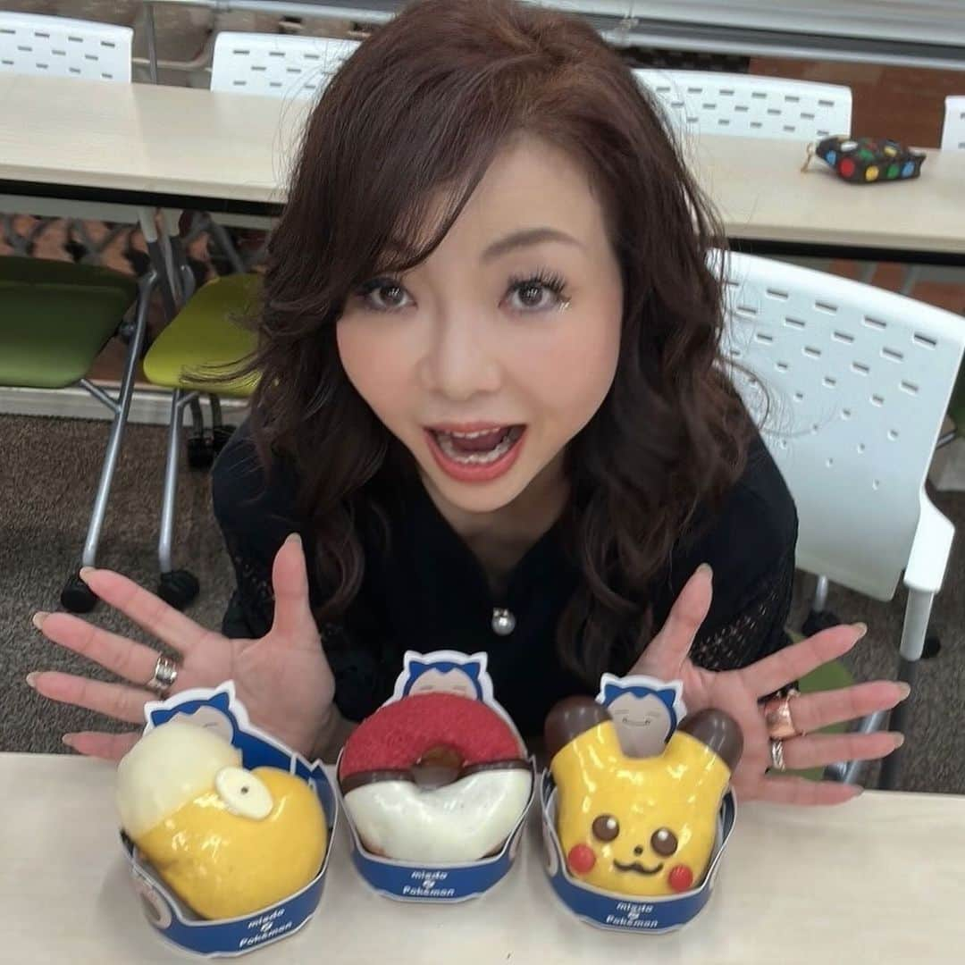 モモコさんのインスタグラム写真 - (モモコInstagram)「先週のあさパラSのおやつは、ミスドのポケモンシリーズ❗️ 次男が大好きやったなぁ💓 最近は、大人の方が人気あるねんね😊  #ハイヒールモモコ #👠 #👠🍑 #CHANEL #シャネラー #グルメ #アメブロ  #YouTube #モモコ新聞 #あさパラS #おやつ #ミスド #ミスタードーナツ #ポケモン」11月22日 16時07分 - highheel_momoko