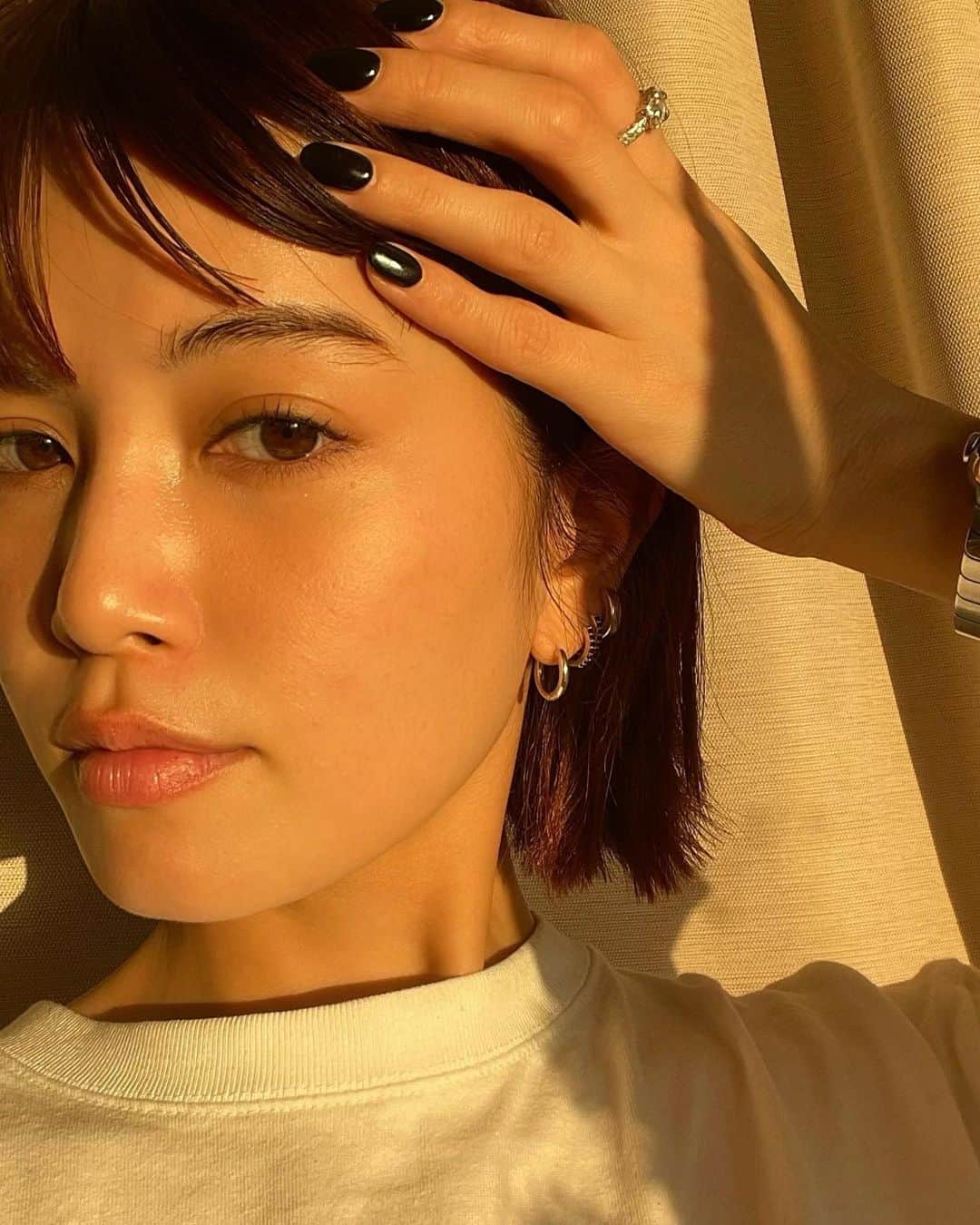 垣内彩未のインスタグラム：「すごーーーーーく久々に眉毛を 整えてもらって、 ちょっとした変化だけど、これだけでも 本当に印象が変わる...✨  超超ナチュラルだけど 清潔感ある感じで！とオーダーさせてもらいました🫶  すみれさんが作った 眉用コンシーラーと眉用クリアマスカラが とても良い感じで、 使いこなせるように頑張りたい🥺  🤝@5mree_mood」