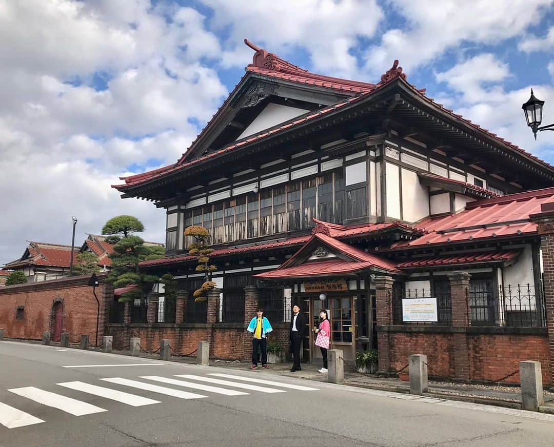 新山大のインスタグラム：「はいみんな斜陽館の前でかっこつけて撮るよー。 はいチーズ📷って言ったのに…  #手前の人これかっこつけてんの？ #ふざけてるよね？ #その手何？ #服部未佳 #あどばるーん #ハッピィぐるめ #肉鍋特集 #斜陽館 #いい天気」