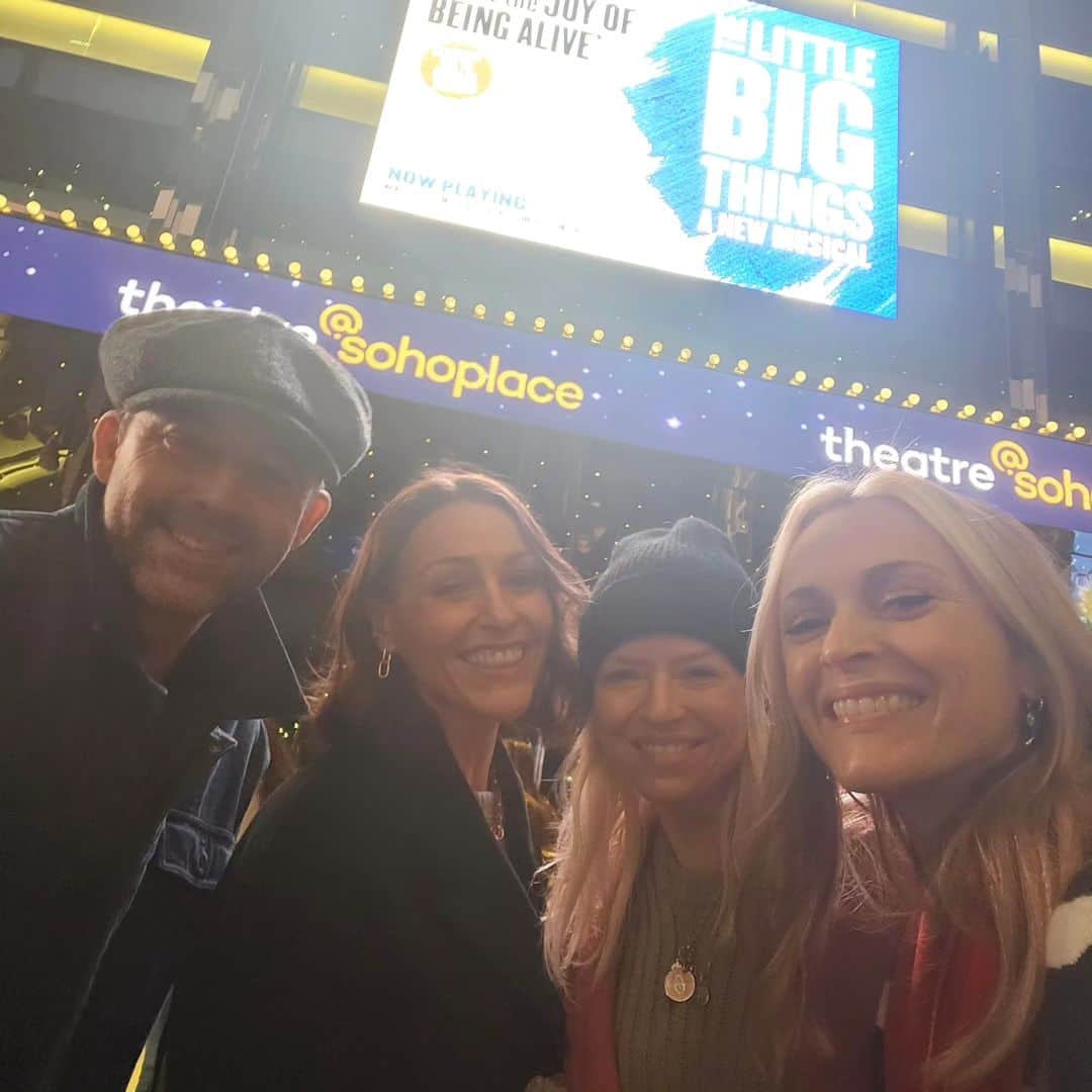ファーン・コットンのインスタグラム：「Last night was extraordinary!!! ✨️✨️✨️✨️✨️✨️✨️✨️✨️✨️ We went to watch my friend @henryfraser0 incredible musical the Little Big Things which is a stage show based on his life.  I will not be able to articulate just how magical it is as you HAVE to see it and feel it.  The cast were sensational: their voices melted into the most beautiful harmonies, their delivery of the script had me laughing one minute and crying my eyes out the next and they brought Henry's story to life in the most stunning way.  There were small moments where the whole stage would change colour, giving me goosebumps, or the lights would go out leaving you in darkness reflecting on life and quietly sobbing.  Thank god @suranne_jones had some nanna tissues in her handbag. 🤧 It's quite frankly a masterpiece.  I'm so glad Henry made it to the show on the same night as us so we could have a hug and a quick catch up. If you haven't read his books, or seen his art work I urge you to follow him over at @henryfraser0 🎨 A night I will not forget. ❤️ @clarevmb @suranne_jones」