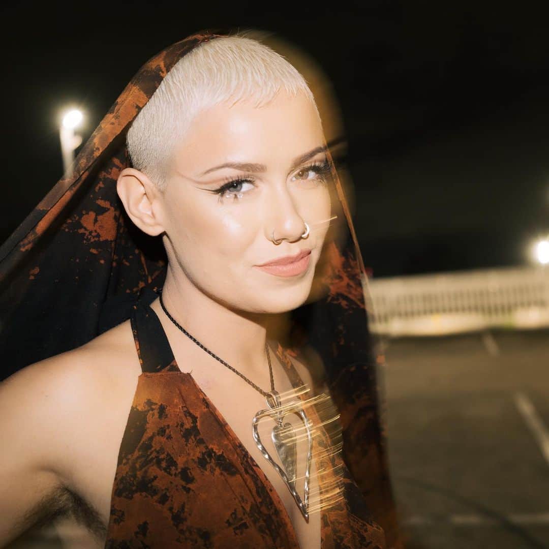 ジェナ・マクドゥーガルさんのインスタグラム写真 - (ジェナ・マクドゥーガルInstagram)「“It took me to a dark place to consider not making music, because life without it is, for me, almost not worth living. I feel really humbled by the new experience of starting again. [Music] does feel like a really important reason as to why I’m alive.”   Read the first interview for Wild Wild Heart on the @junkeedotcom website now! Heartfelt thanks to @sosefuamoli for her incredible space holding in this conversation 🤲🏼  📷 @narikamckenzie」11月22日 16時15分 - hevenshe