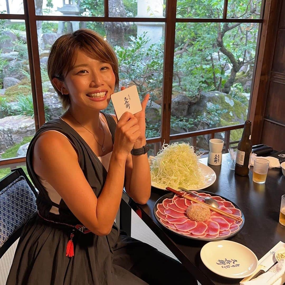 きゃっするひとみーさんのインスタグラム写真 - (きゃっするひとみーInstagram)「11/23は　#福知山マラソン  関西でも歴史のある大会です☺️❤️  福知山といえば城！という方もいると思うのですが。。 どうですかこの景色。 城から眺めるこの景色。  当時の街並みを想像して、明智光秀が見た景色を感じられるこの福知山城🏯  この歴史あふれる城下町をはしれるよろこび！それが #福知山マラソン  福知山城は西国の要衝となる重要なポジション。 街を発展させるために明智光秀が様々な策をとって街のみんなと歩んで行った歴史のある街。（商業発展のために税金をなくしたり、水害に強いまちづくりをしたり！）  お城の石垣は当時のままで、全国的にも稀な　#転用石　という墓石や石仏をそのまま石垣にしてるのをみられるのです！ 天守も再建されたものではありますが、どっしりとしたフォルムに下見板張りでクラシカルな雰囲気でおしゃれなのよねー。  角度によって顔が全然違うから、推しの角度をみつけるのもよし！  お城だけじゃなくて、お城から見える景色もまたいい感じに写真が撮れるので。。📷が趣味の方にも言ってもらいたい城です。  福知山に来られる皆さん！ぜひ福知山城も楽しんで帰ってくださいね✨  帰りは駅前の　#とりなご さんで美味しい鴨をぜひ。。。❤️ 時間に余裕があれば、大江町の鬼ゾーンも楽しいよ🥰  明日は福知山過去最高？！！のお天気。笑 たのしみですねー😊  #きゃっするのきたおしろ #お城 #お城巡り  #お城好きな人と繋がりたい  #きゃっするひとみー  #福知山城 #福知山市  #福知山グルメ  #とりなご #とりなご久兵衛  #ランニング #マラソン #ランニング女子  #ランニング初心者  #ランニングウェア  #ワンピースコーデ  #お城マラソン #月刊ランナーズ #日本全国お城マラソンを走ろう  @runnetjp」11月22日 16時16分 - takaxjumppp