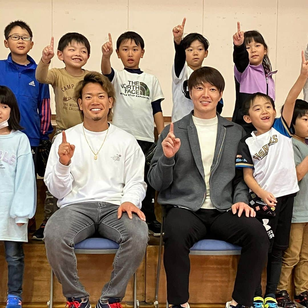 北海道日本ハムファイターズのインスタグラム：「新婚 #玉井大翔 投手をお祝いする手作りメッセージボードも😊🎉  #福田俊  #江別市  #大麻西小学校  #新篠津村  #新篠津小学校  #応援大使プロジェクト  #lovefighters」